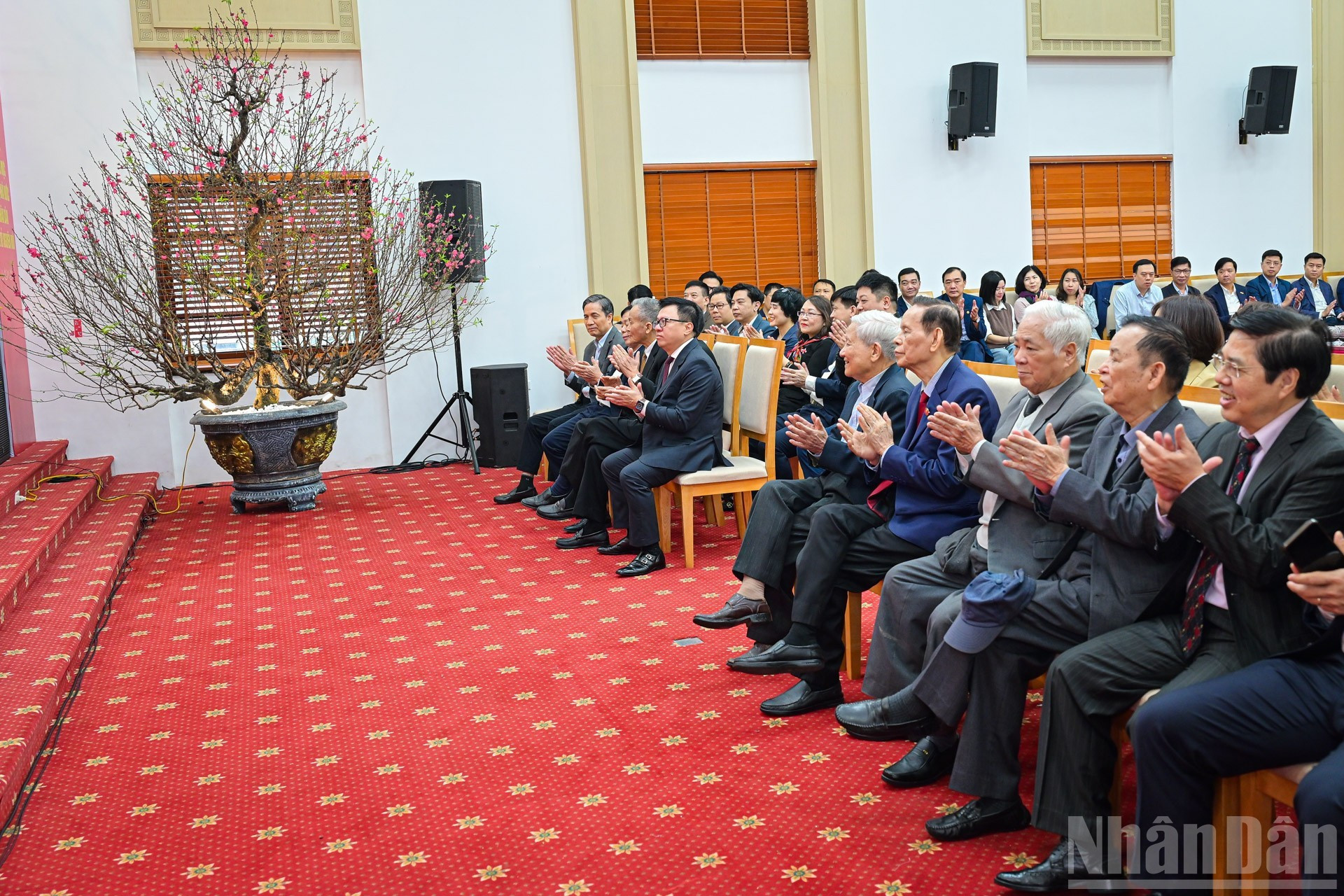 Dirigentes, exdirigentes y periodistas veteranos de Nhan Dan en el evento.