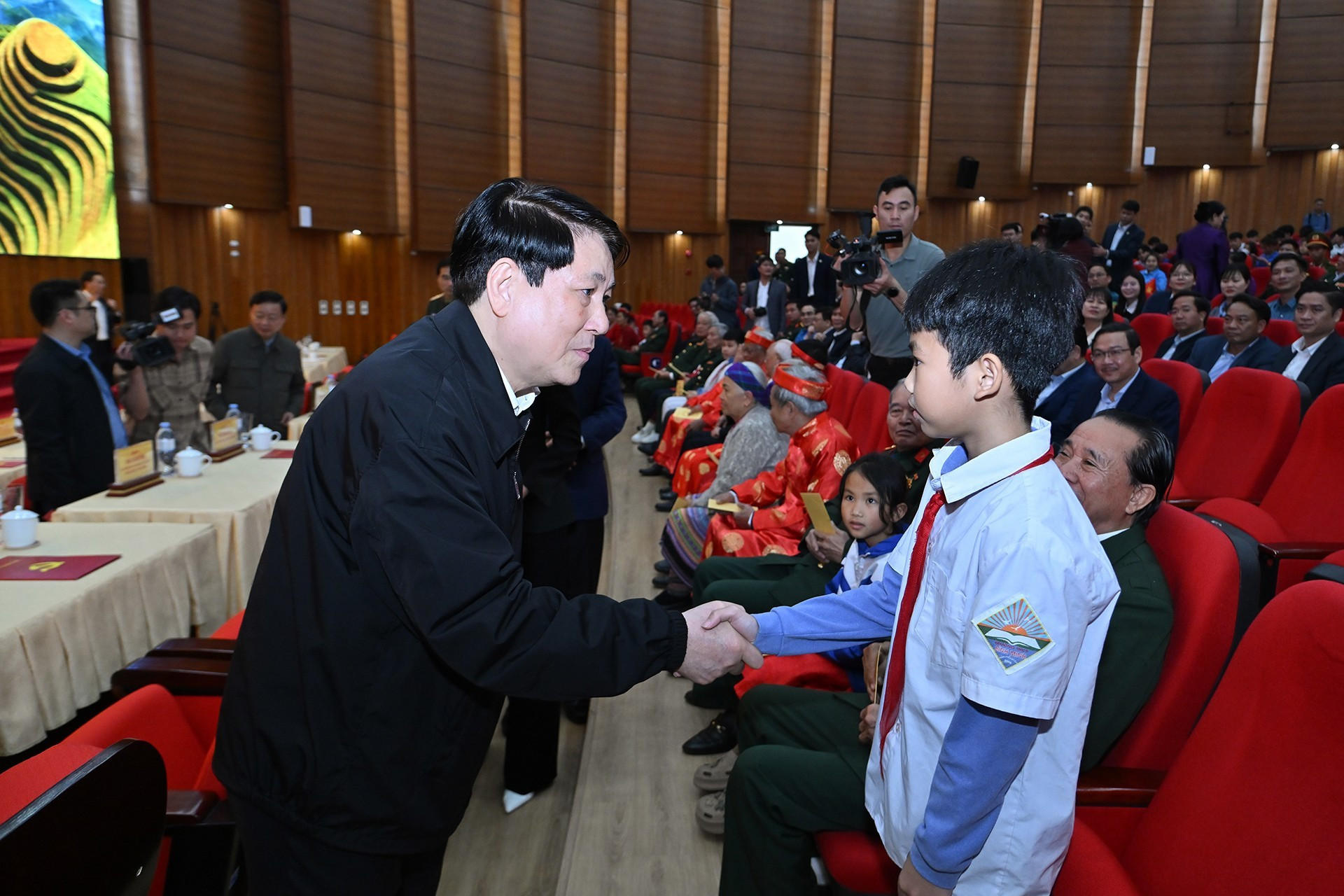 El dirigente transmite sus mejores deseos por el Tet a niños locales.