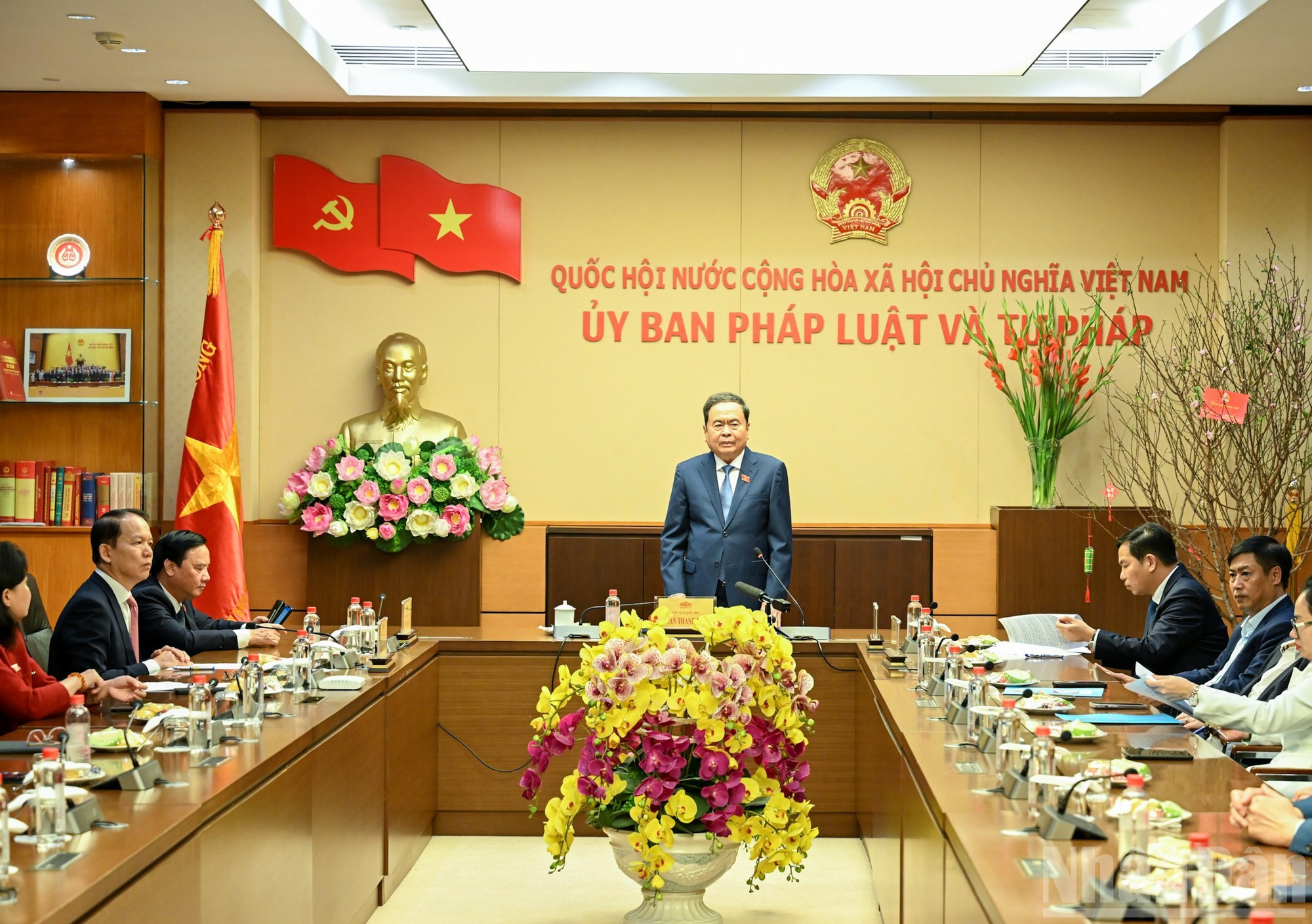 El presidente de la Asamblea Nacional de Vietnam, Tran Thanh Man, se reúne con la Comisión de Asuntos Judiciales y Jurídicos de ese máximo órgano legislativo.