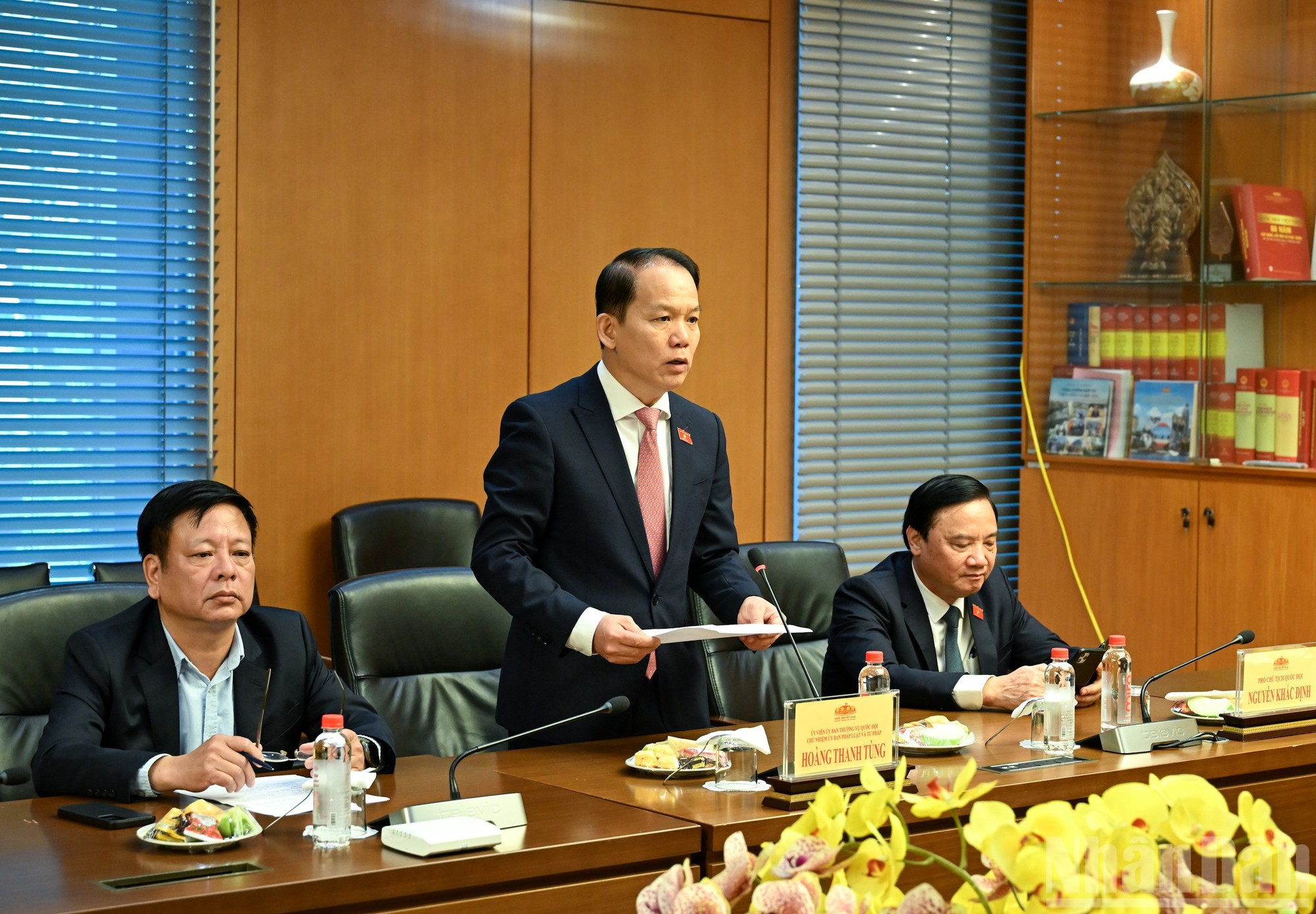 El jefe de la Comisión de Asuntos Judiciales y Jurídicos de la AN, Hoang Thanh Tung, habla en la reunión con el presidente de la AN, Tran Thanh Man.