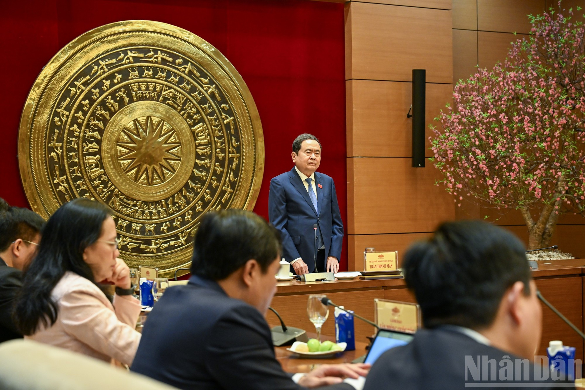 El presidente de la AN, Tran Thanh Man, felicita por el Año Nuevo Lunar e instruye tareas a los funcionarios de la agencia.