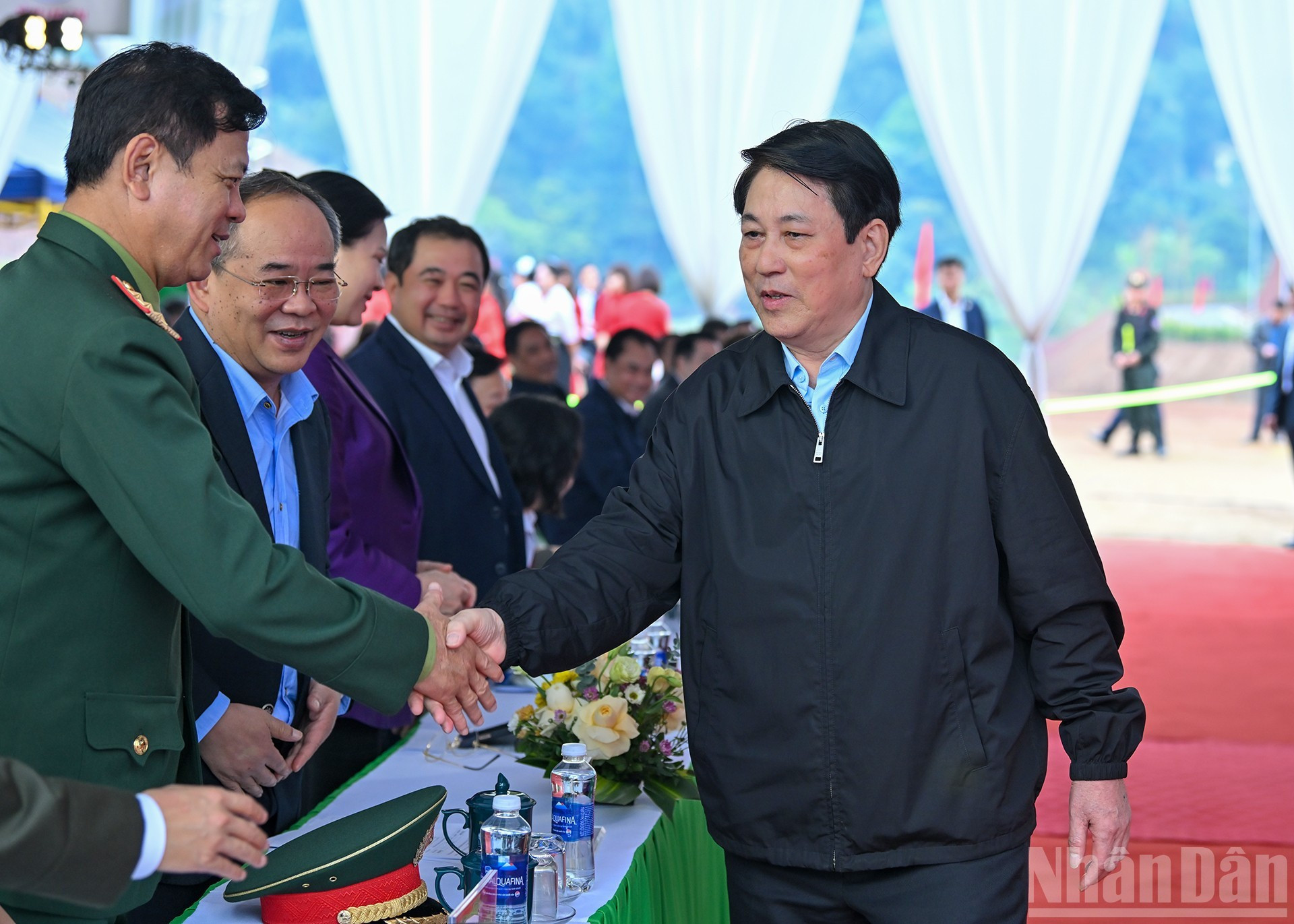 El presidente Luong Cuong y delegados a la ceremonia.