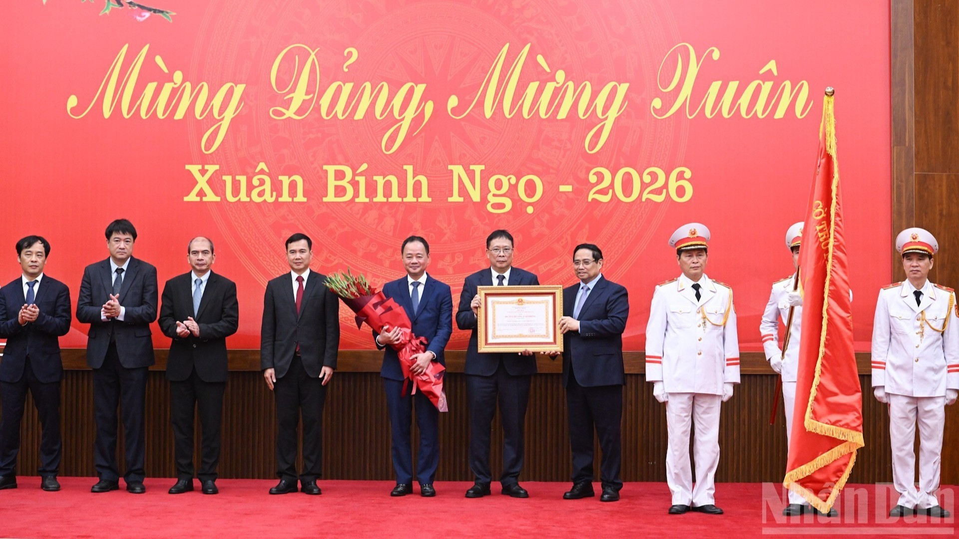 El primer ministro Pham Minh Chinh entrega la Orden de Trabajo de primera clase a la Academia de Ciencia y Tecnología de Vietnam.