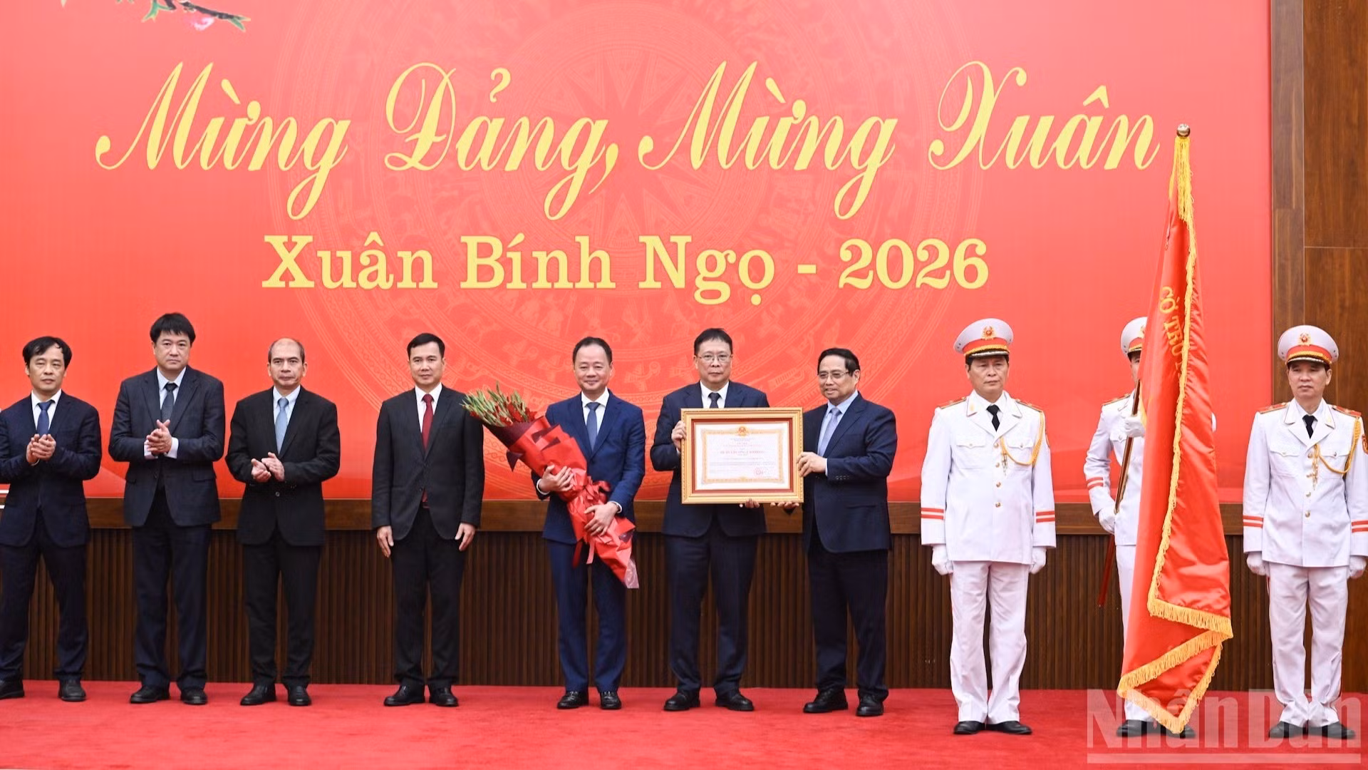 El primer ministro Pham Minh Chinh entrega la Orden de Trabajo de primera clase a la Academia de Ciencia y Tecnología de Vietnam.