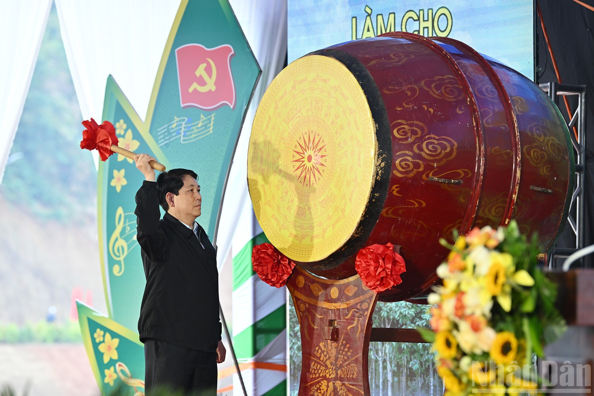 El jefe de Estado toca el tambor para dar inicios al festival en Lao Cai. Se trata de un movimiento nacional desplegado anualmente por iniciativa del Presidente Ho Chi Minh.