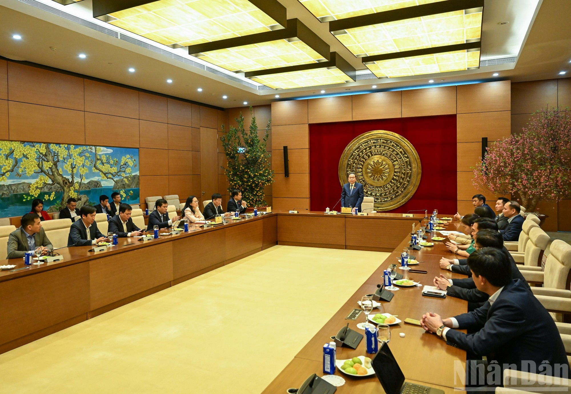 Escena de la reunión entre Thanh Man y representantes de la Oficina de la AN.