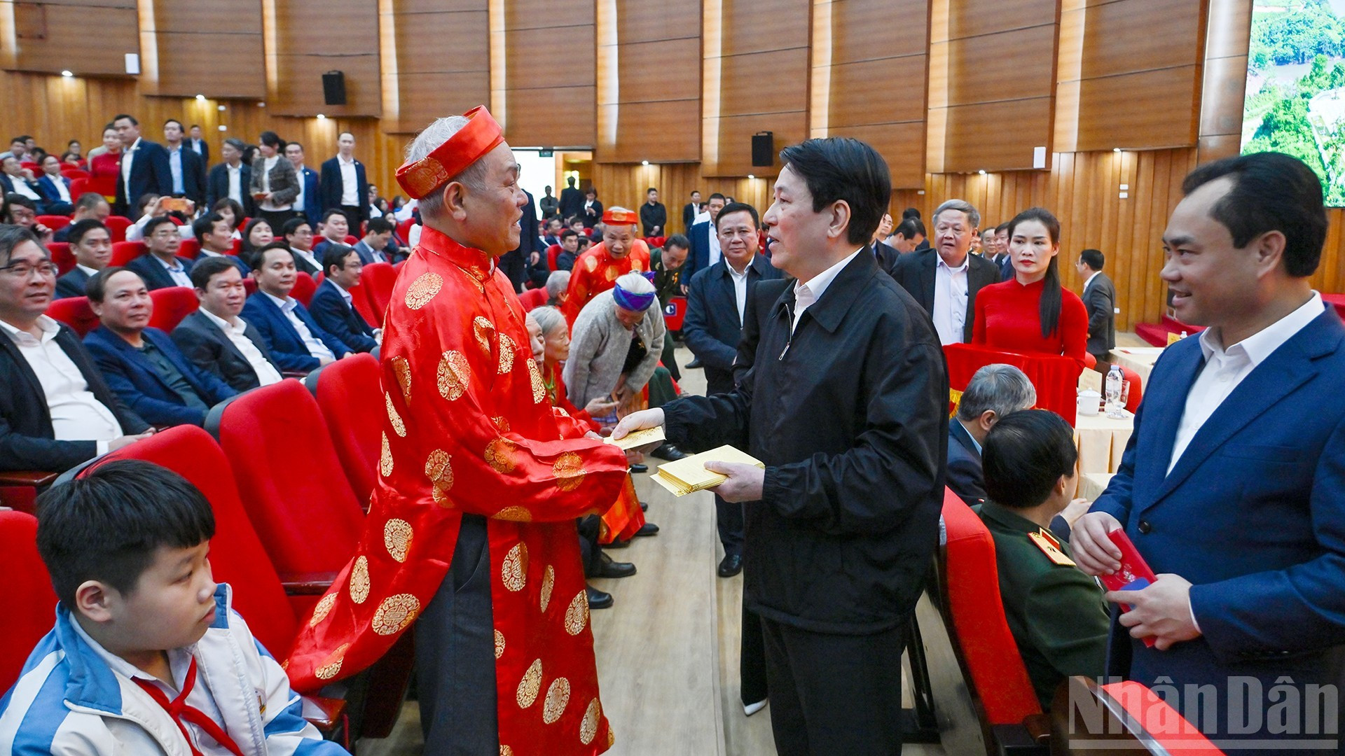 El presidente Luong Cuong transmite sus deseos por el Tet a ciudadanos de mayor edad en la provincia de Lao Cai.