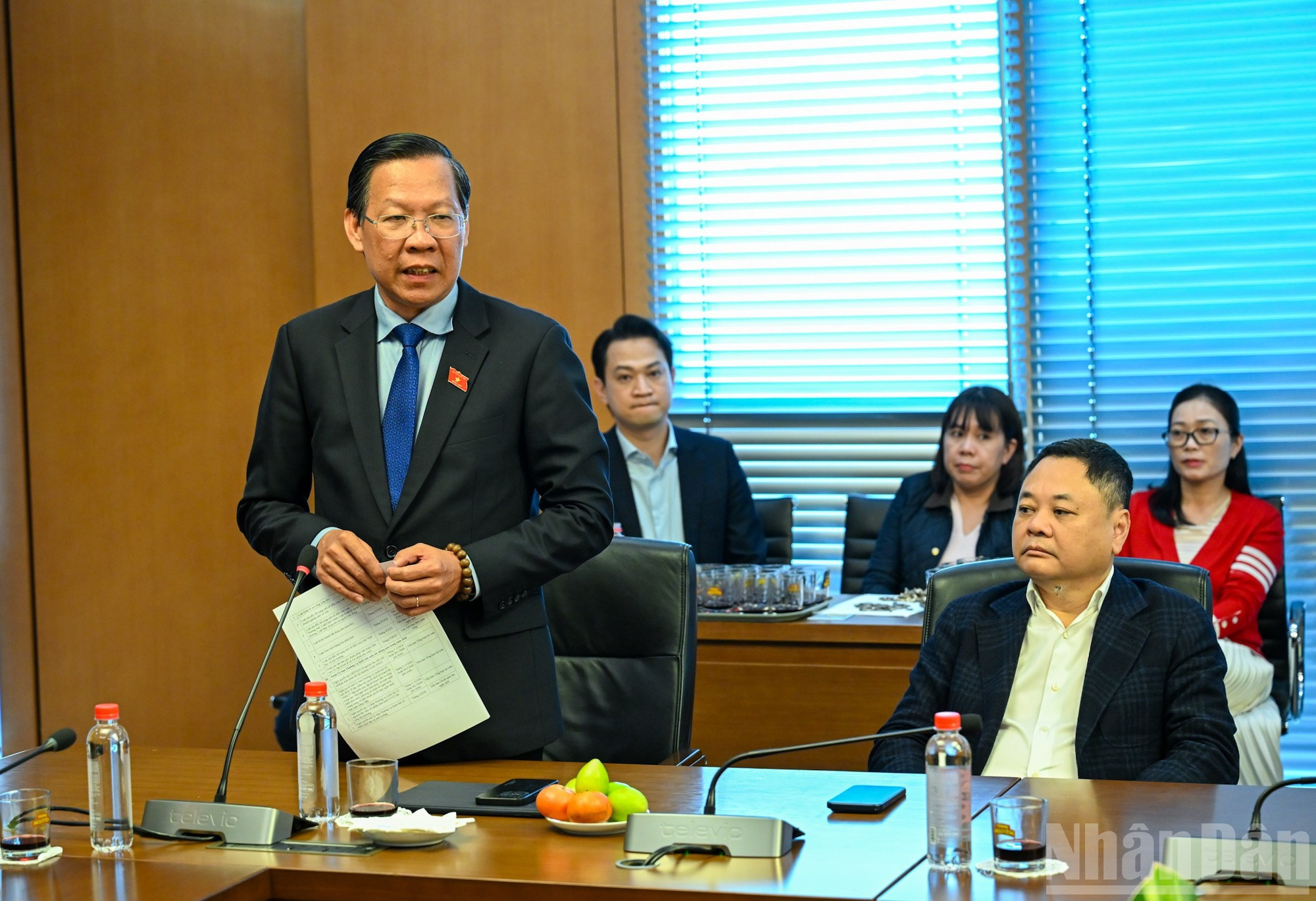 El jefe de la Comisión de Economía y Finanzas de la AN, Phan Van Mai, interviene en la sesión.