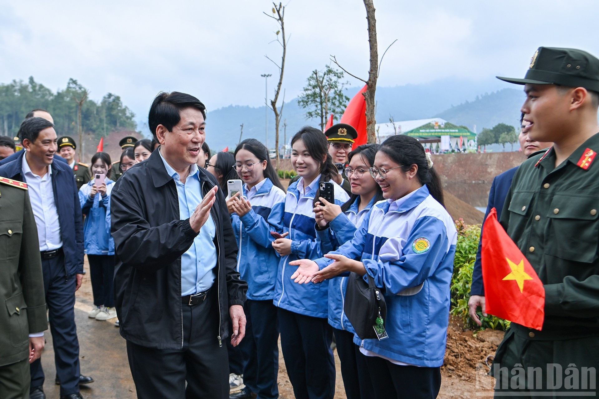 El presidente Luong Cuong y pobladores locales.