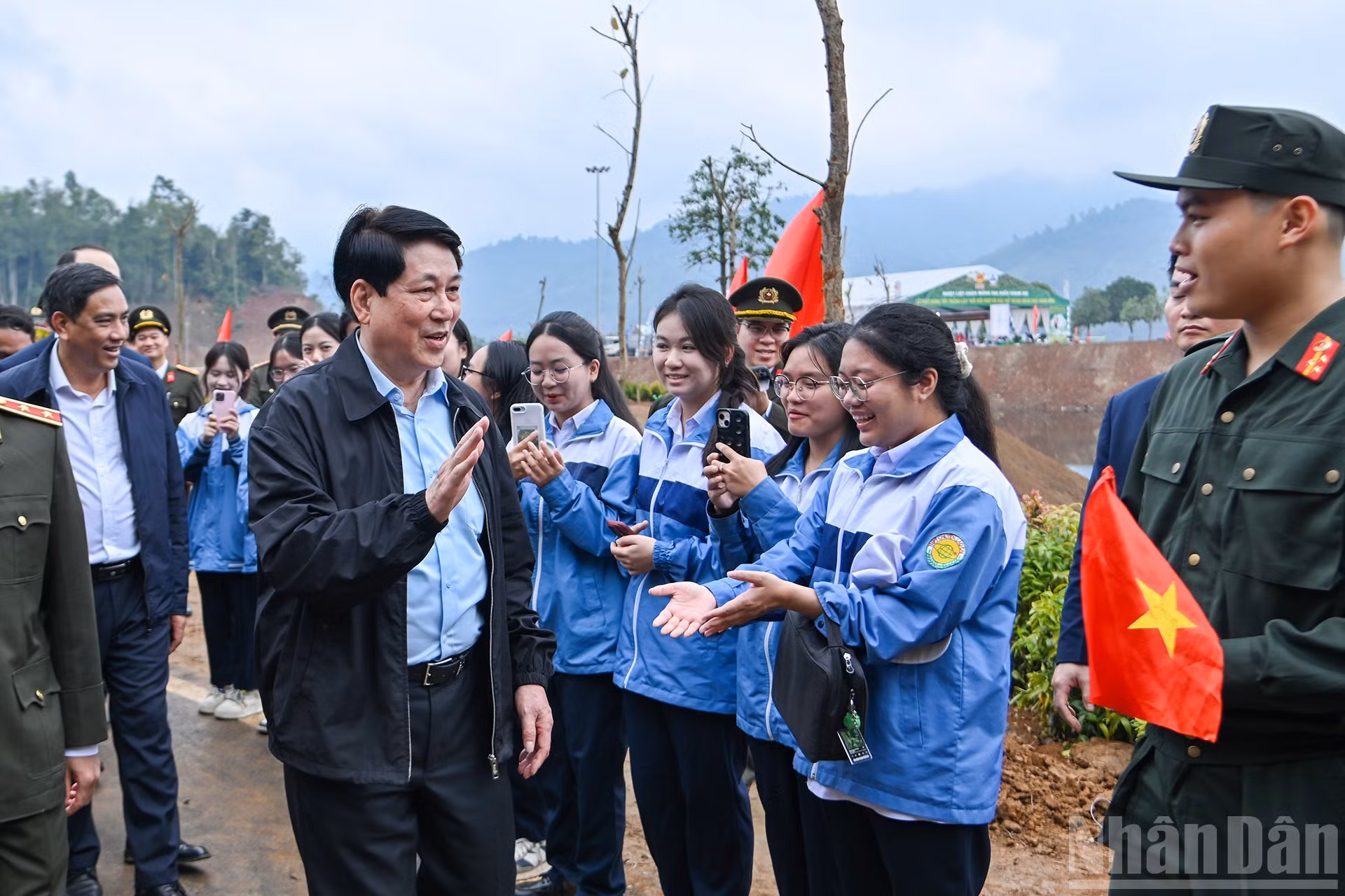 El presidente Luong Cuong y pobladores locales.