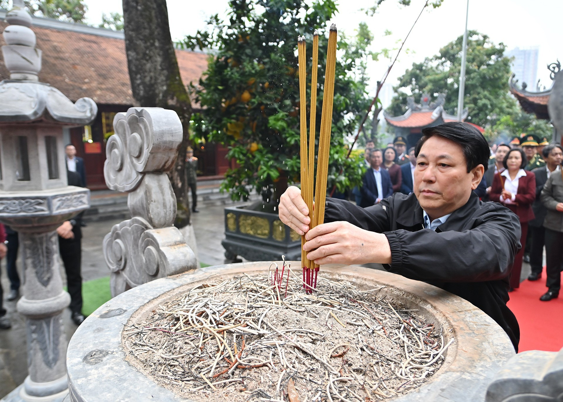 El presidente Luong Cuong coloca inciensos en el templo Thuong.