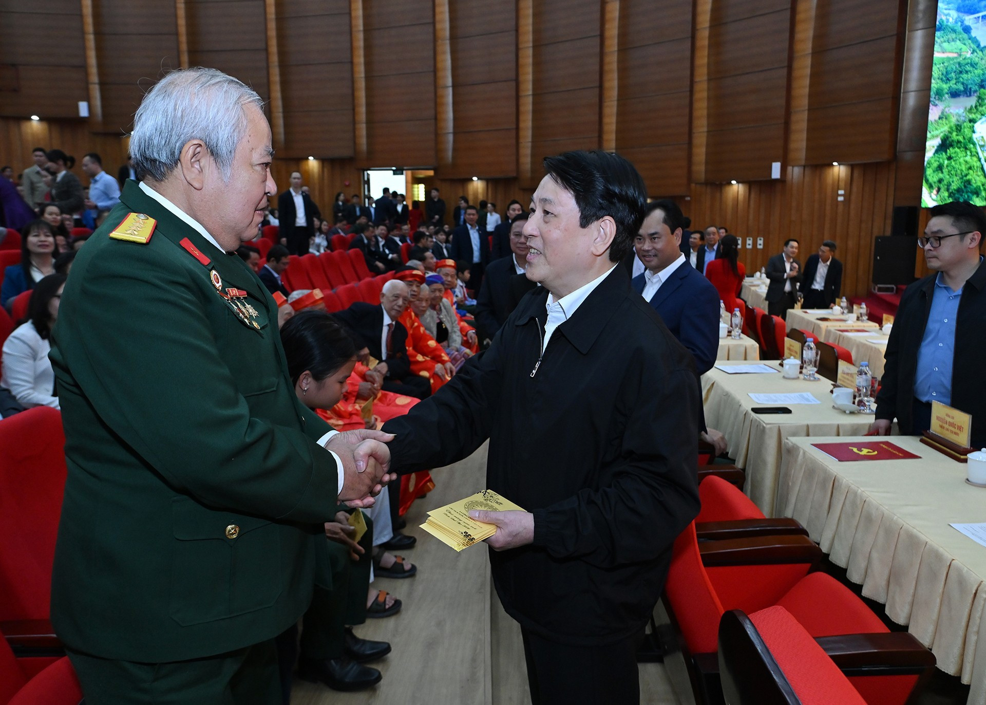 El presidente Luong Cuong felicita por el Tet a veteranos de guerra locales.