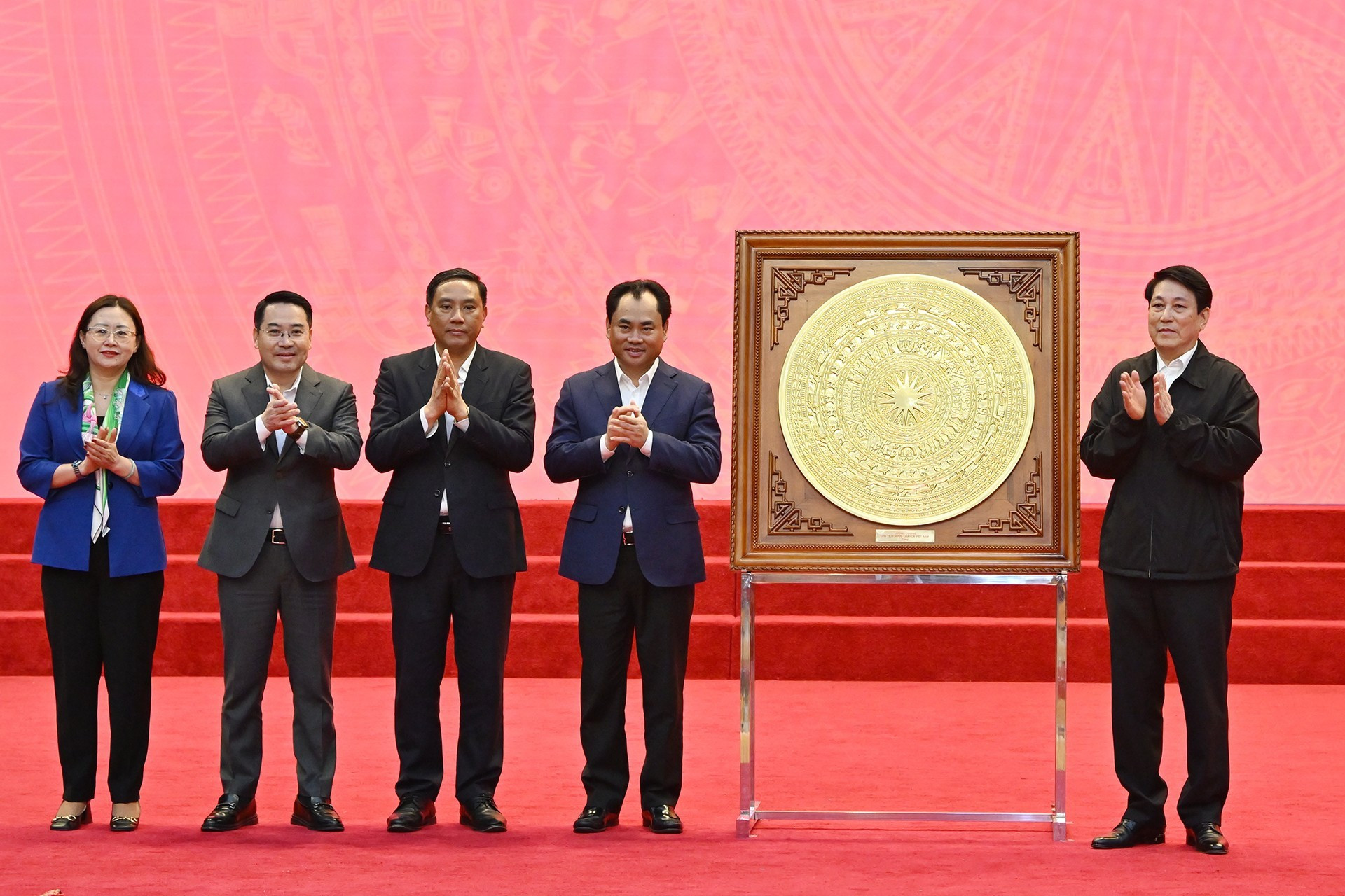 El jefe de Estado hace entrega de un obsequio a la instancia del Partido, las autoridades y el pueblo de Lao Cai.