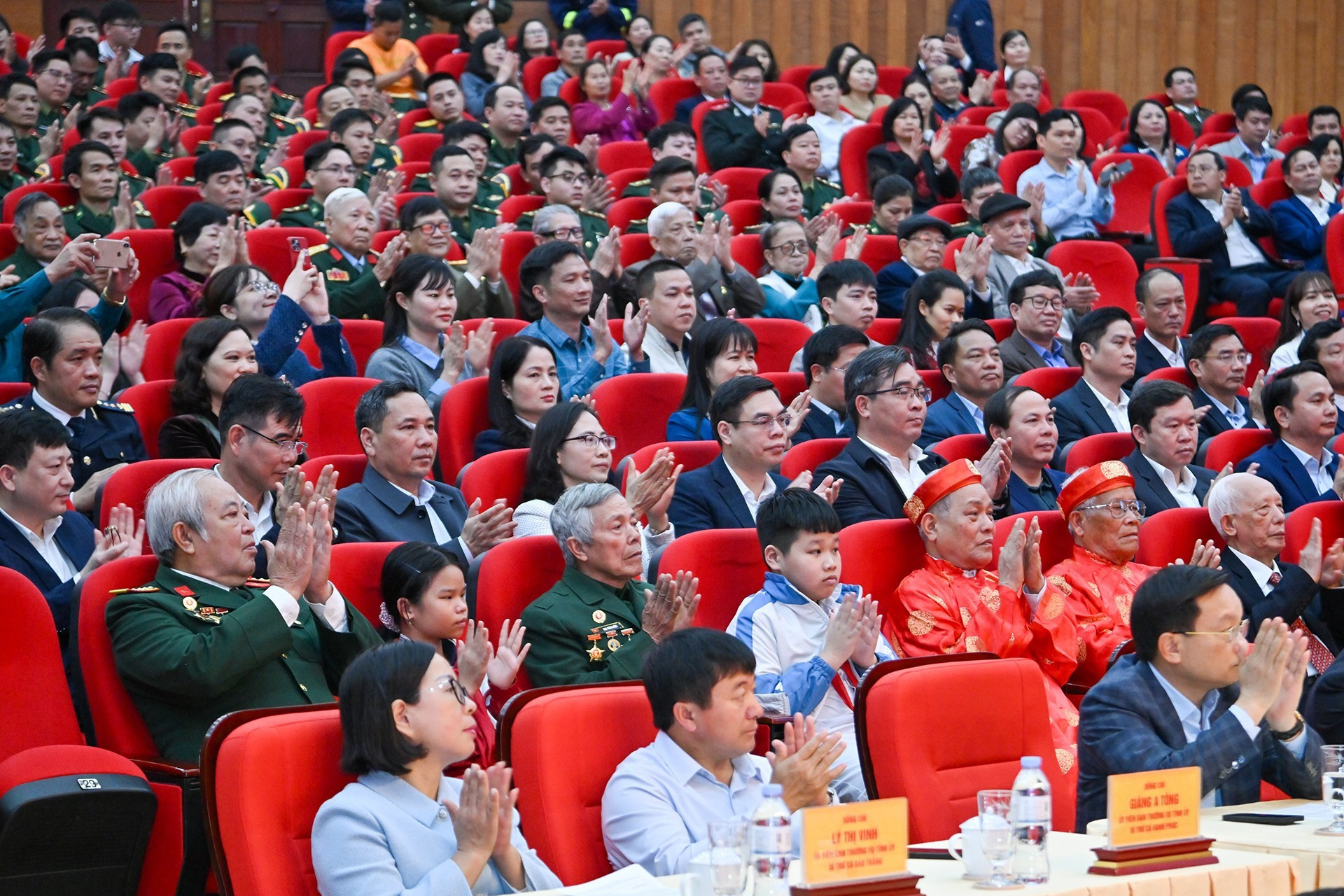 Asisten a la cita pobladores de todas las clases en Lao Cai.