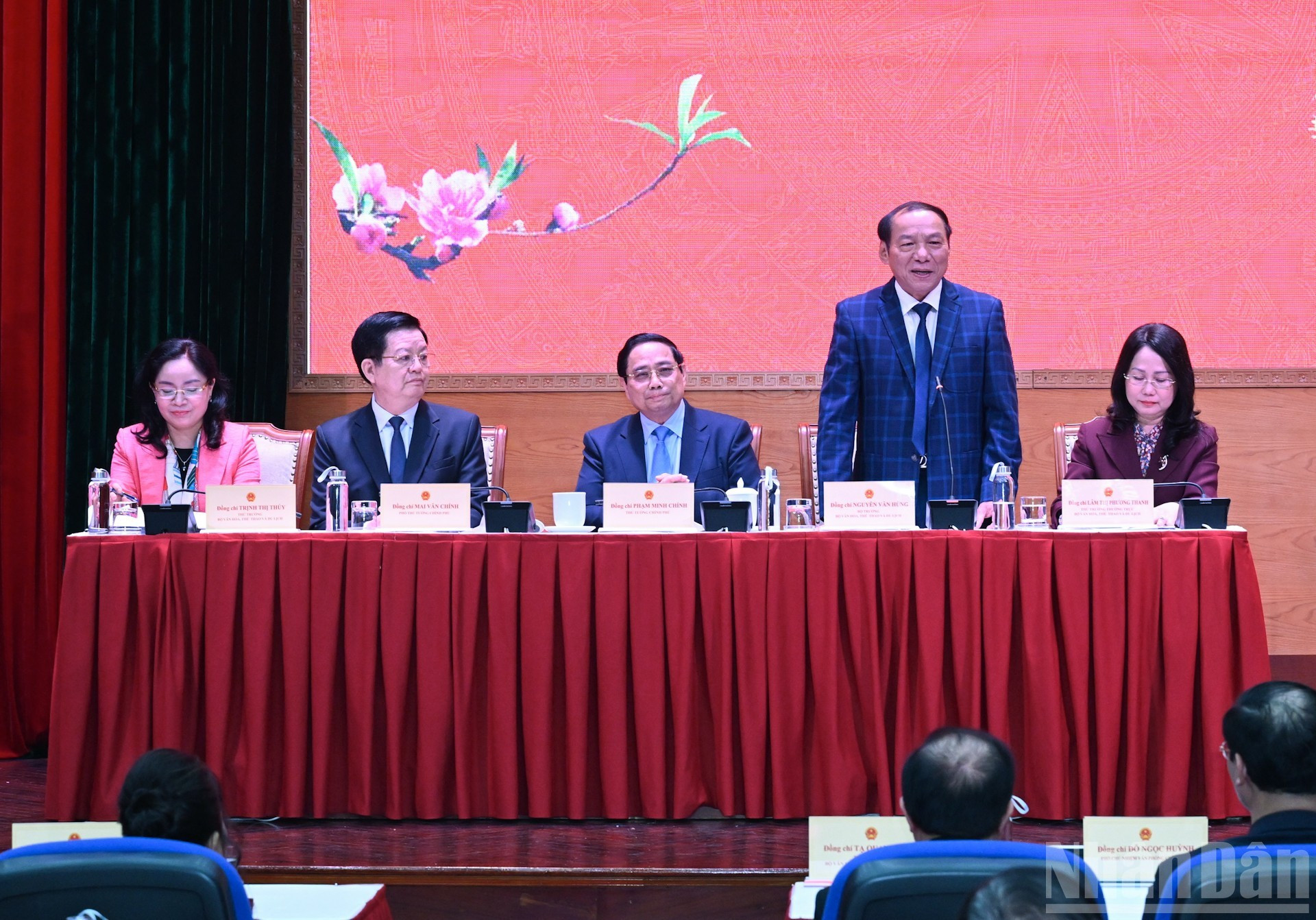 El ministro de Cultura, Deportes y Turismo, Nguyen Van Hung, da palabras.