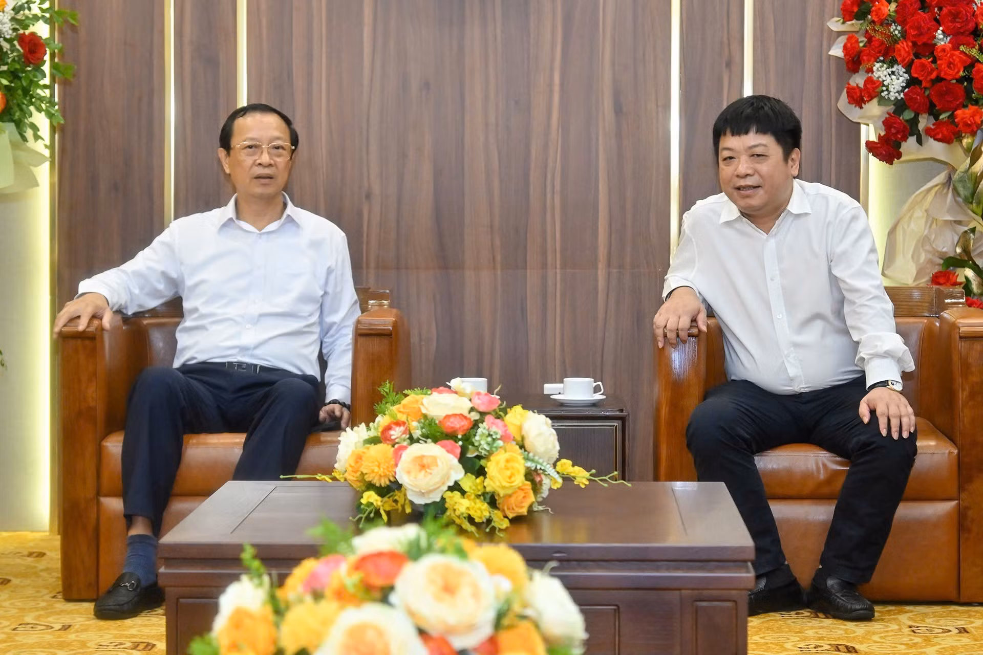 Que Dinh Nguyen (derecha), redactor subjefe de Nhan Dan, aprecia la solidaridad del Ministerio de Educación y Formación y llama a una mayor cooperación en el futuro.