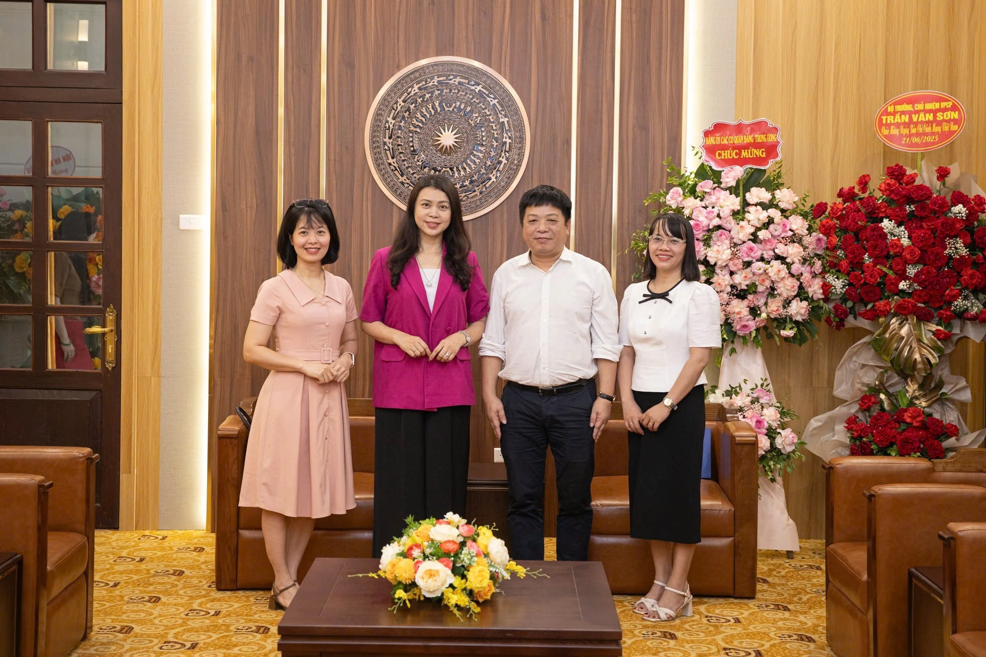  Representantes del Departamento de Escuelas Políticas de la Academia Nacional de Política Ho Chi Minh festejan la fecha con el colectivo de Nhan Dan.