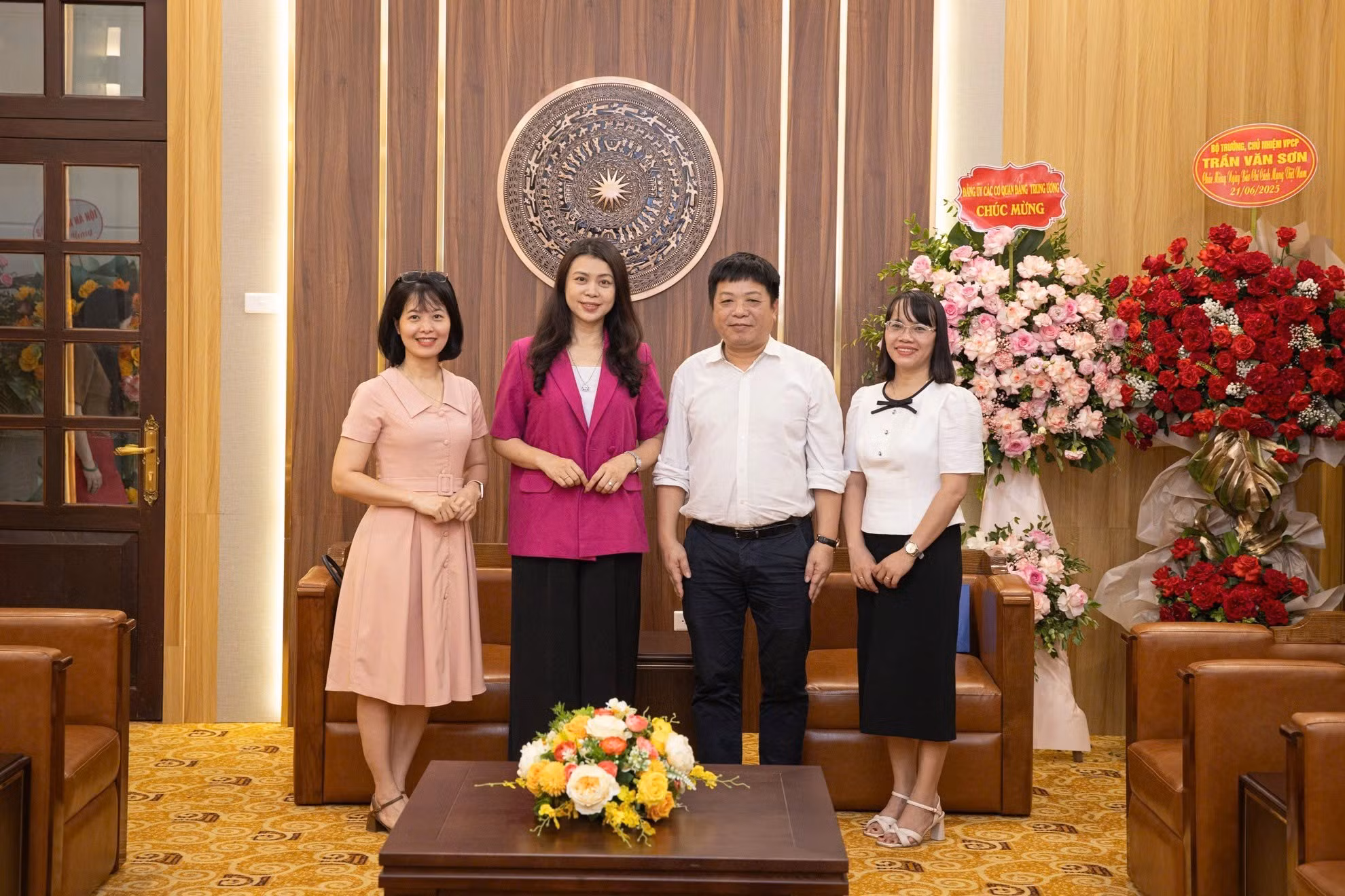  Representantes del Departamento de Escuelas Políticas de la Academia Nacional de Política Ho Chi Minh festejan la fecha con el colectivo de Nhan Dan.