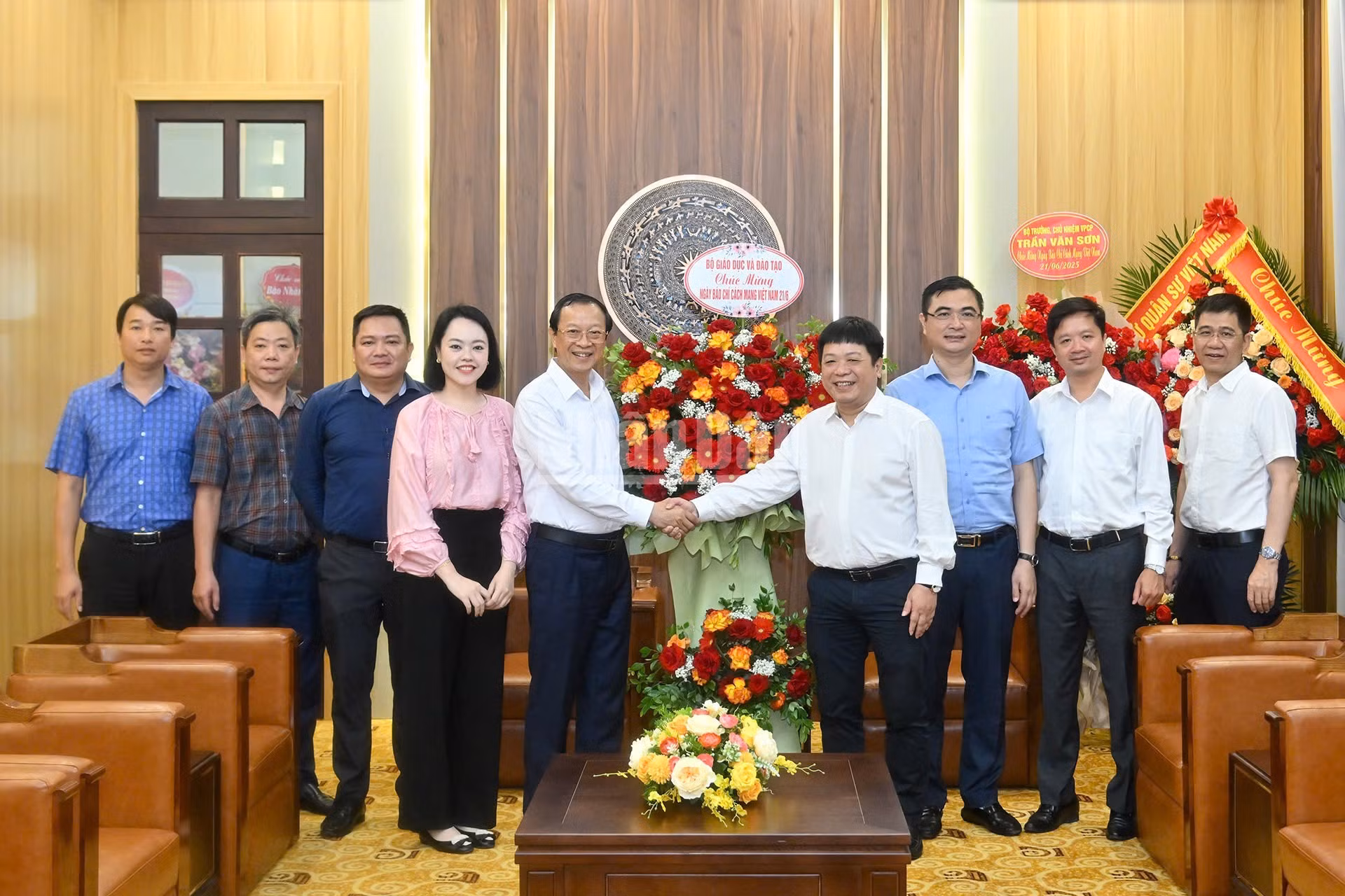 [Foto] Más entidades congratulan a Nhan Dan por centenario del Día de la Prensa Revolucionaria