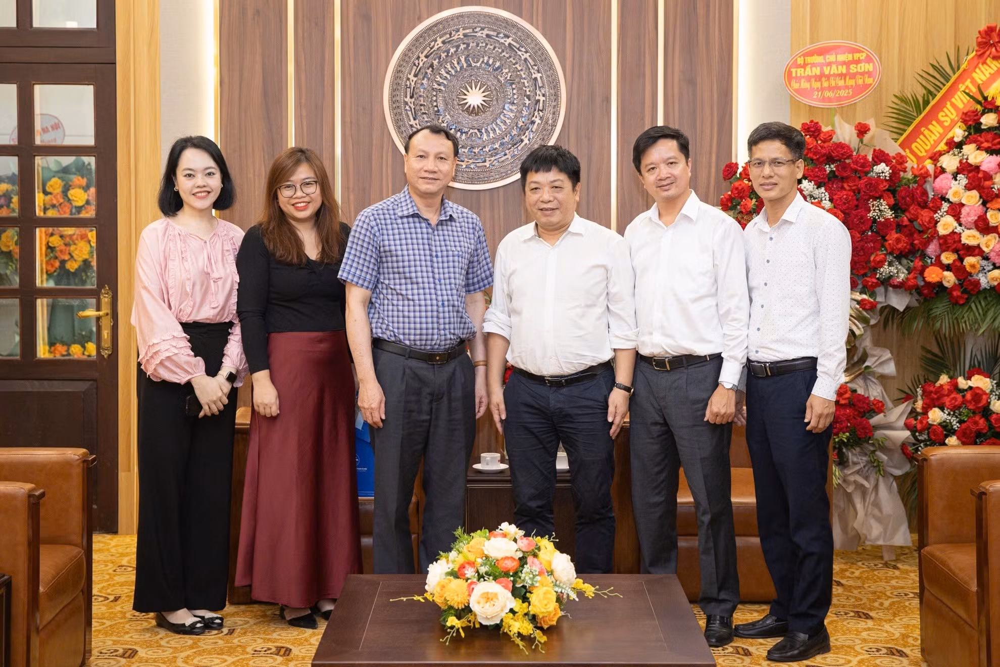 La Universidad Pedagógica de Hanói también envía sus felicitaciones por la efeméride.