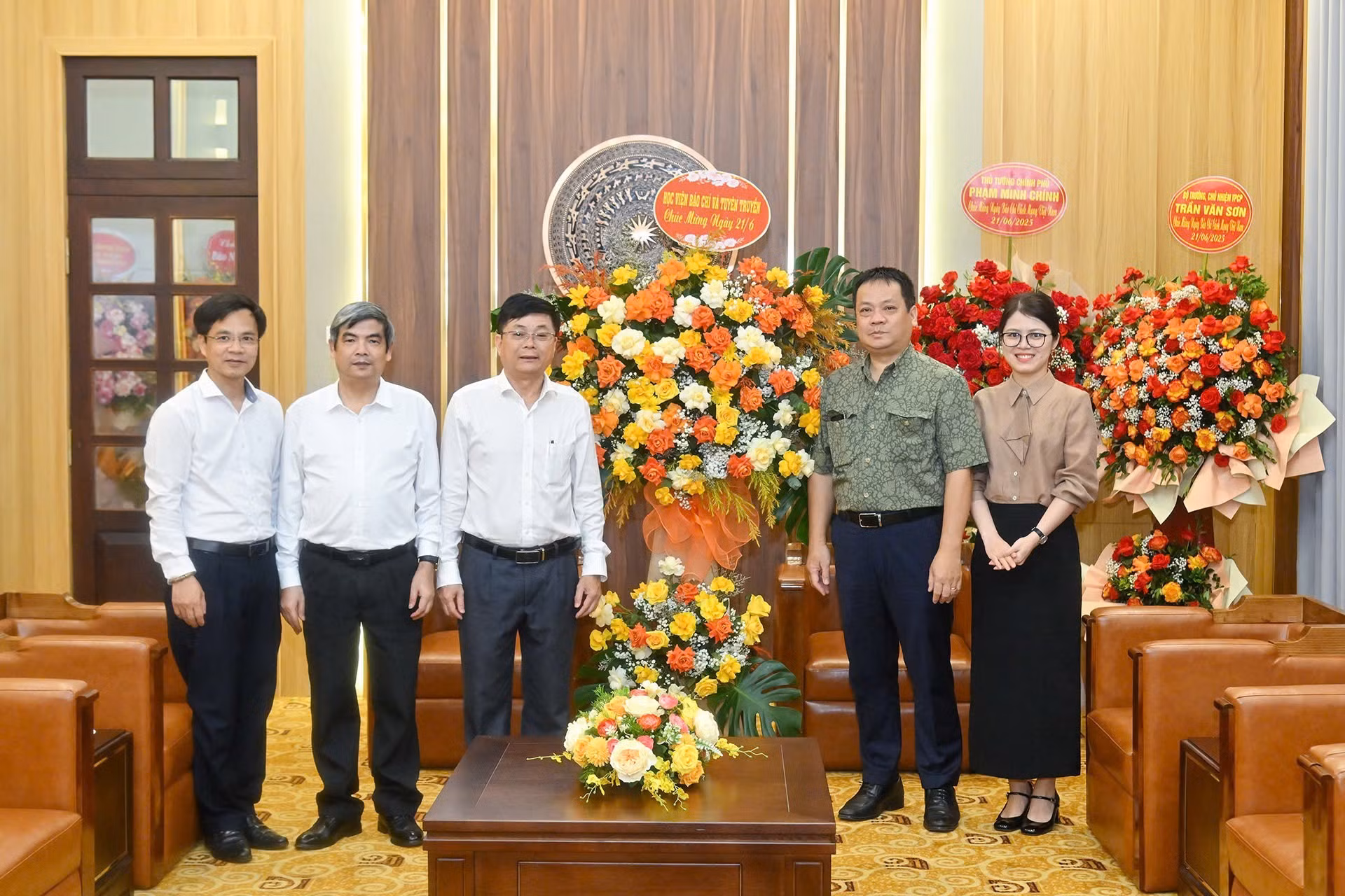 El profesor asociado y doctor Pham Minh Son, director de la Academia de Periodismo y Comunicación, visita la sede del rotativo en ocasión de la fecha.