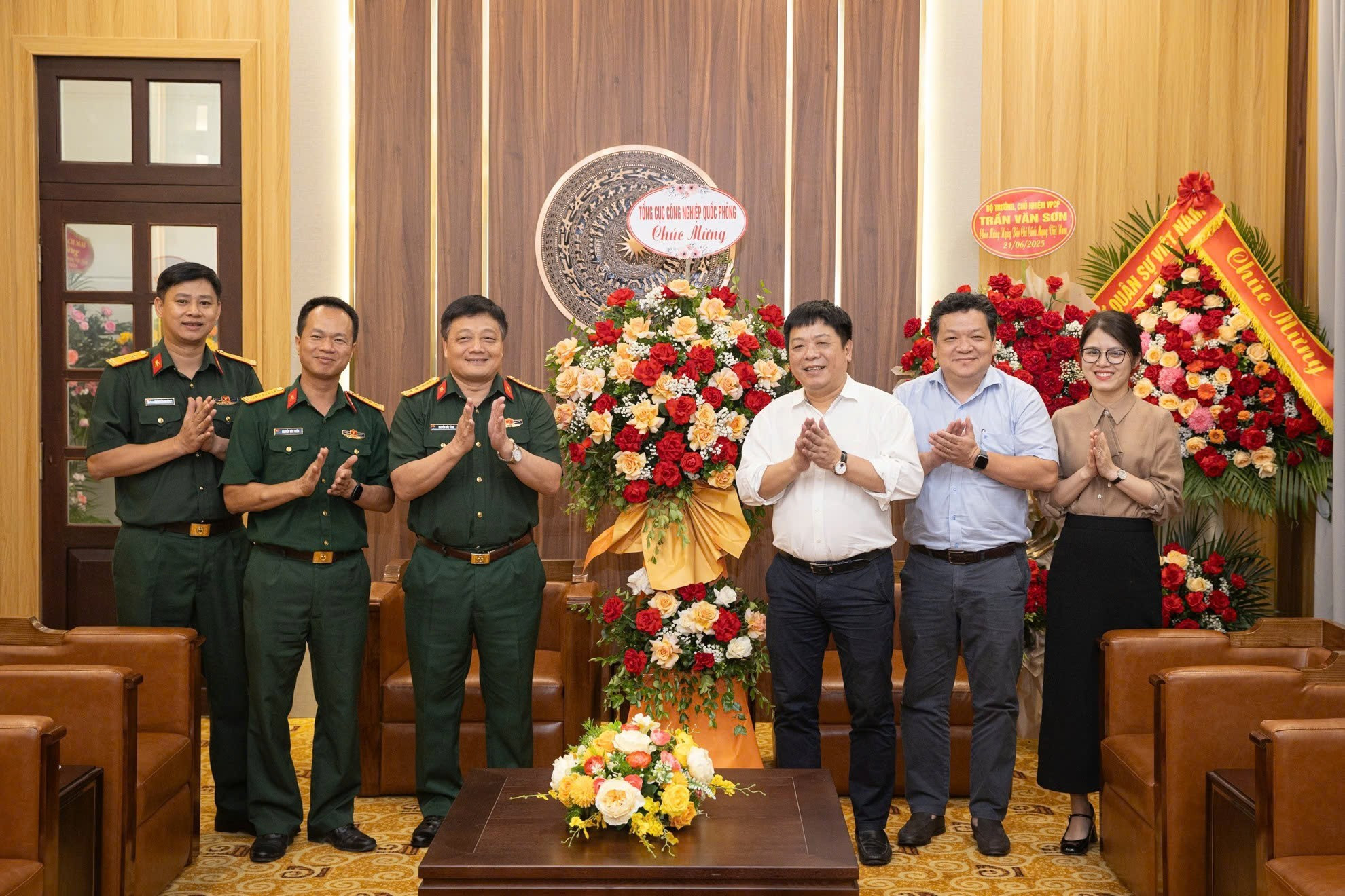 El coronel Nguyen Duc Tang, vicecomisario político de la Dirección de Industria de Defensa (Ministerio de Defensa), aprecia la colaboración del periódico Nhan Dan, especialmente en materia de labor de divulgación.