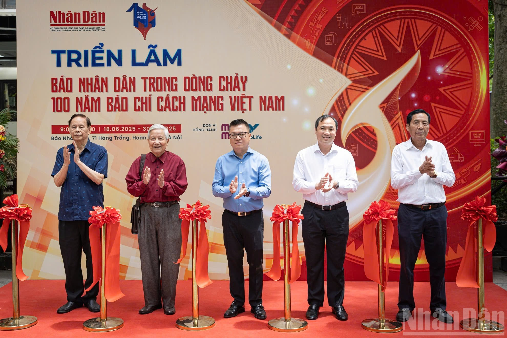 Quoc Minh y otros delegados cortan la cinta inaugural de la exposición “El periódico Nhan Dan en el transcurso de 100 años de la prensa revolucionaria vietnamita” en el marco del evento. Quoc Minh y otros delegados cortan la cinta inaugural de la exposición “El periódico Nhan Dan en el transcurso de 100 años de la prensa revolucionaria vietnamita” en el marco del evento.