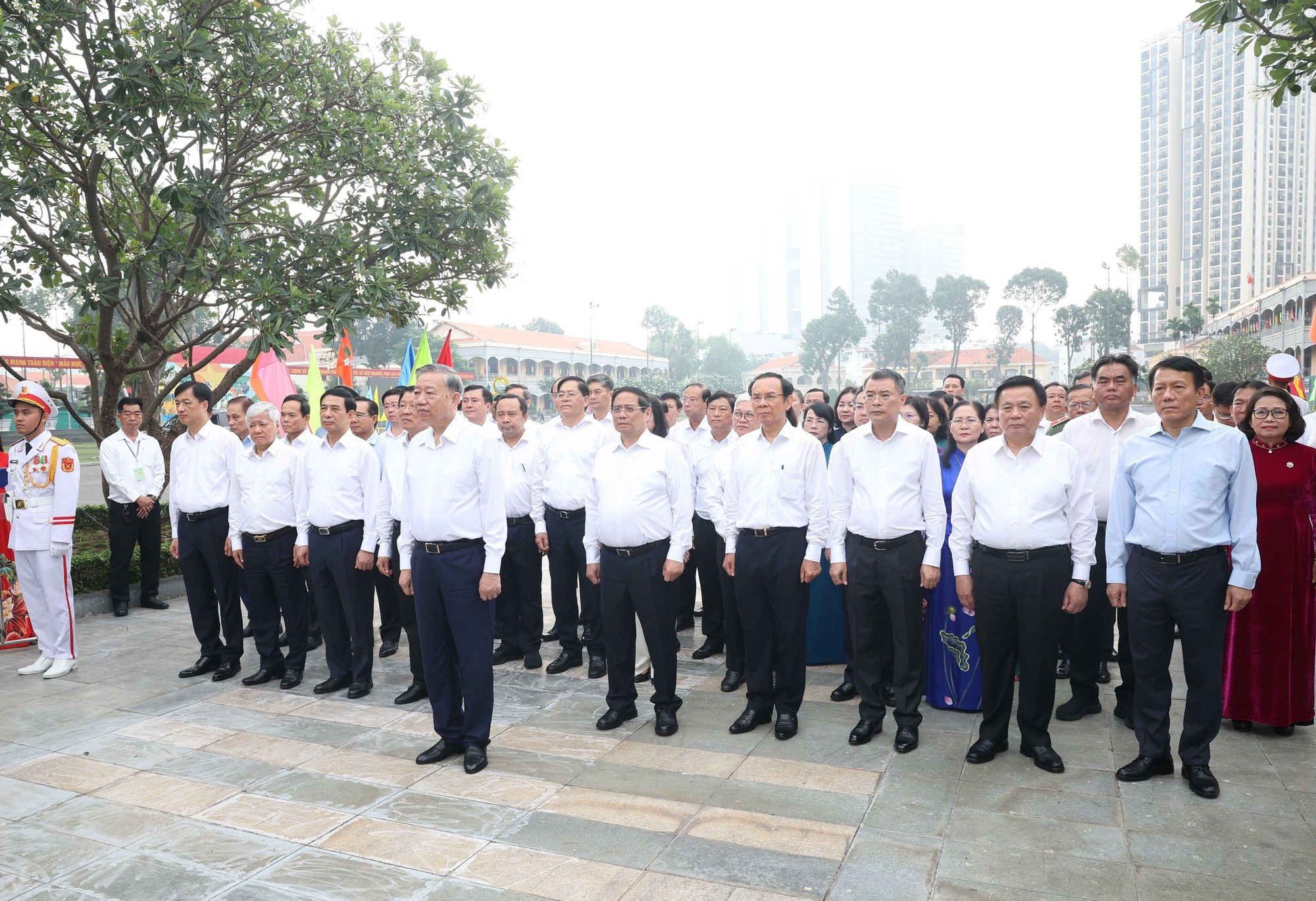 El secretario general del PCV, To Lam, al frente de una delegación del Comité Central de esa fuerza política, coloca inciensos y ofrendas florales ante el Monumento al Presidente Ho Chi Minh situado en la sede del Mando Militar de Ciudad Ho Chi Minh. El secretario general del PCV, To Lam, al frente de una delegación del Comité Central de esa fuerza política, coloca inciensos y ofrendas florales ante el Monumento al Presidente Ho Chi Minh situado en la sede del Mando Militar de Ciudad Ho Chi Minh.