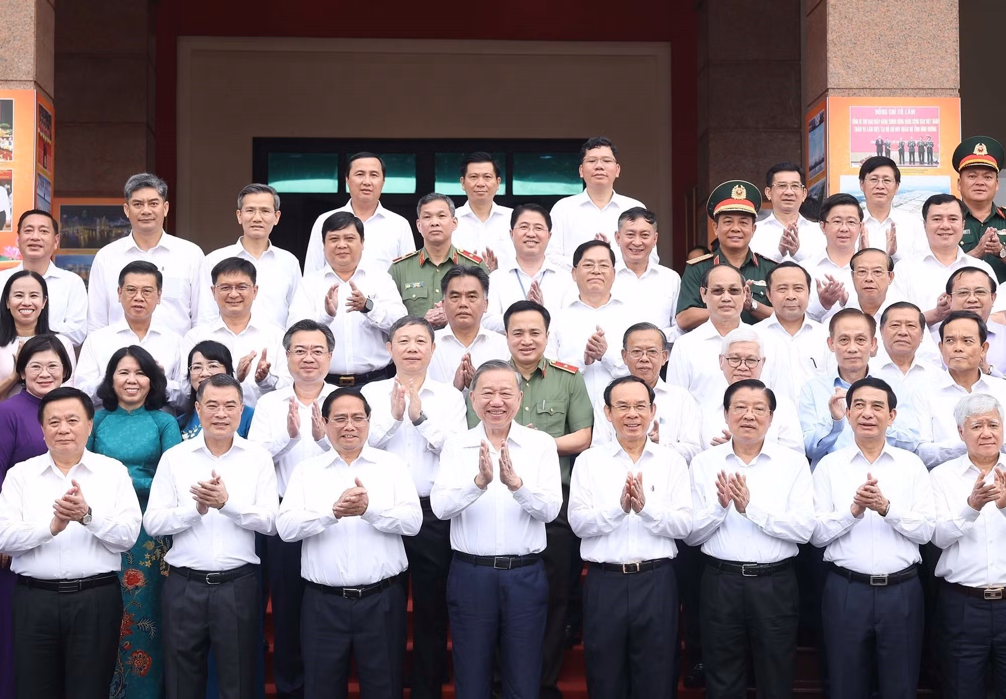 El secretario general del PCV, To Lam, y delegados a la reunión.