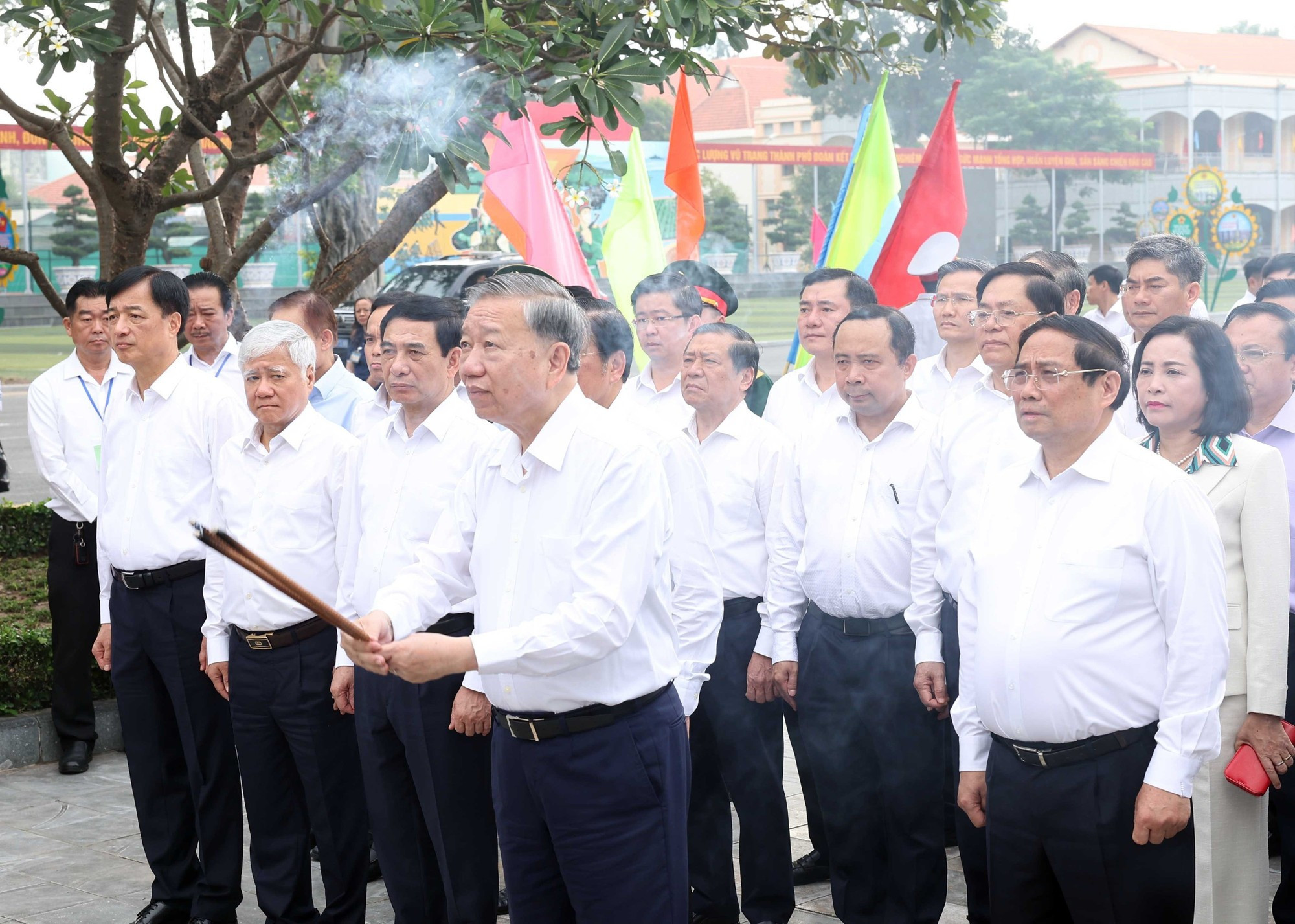 El secretario general del PCV, To Lam, al frente de una delegación del Comité Central de esa fuerza política, coloca inciensos y ofrendas florales ante el Monumento al Presidente Ho Chi Minh situado en la sede del Mando Militar de Ciudad Ho Chi Minh. El secretario general del PCV, To Lam, al frente de una delegación del Comité Central de esa fuerza política, coloca inciensos y ofrendas florales ante el Monumento al Presidente Ho Chi Minh situado en la sede del Mando Militar de Ciudad Ho Chi Minh.