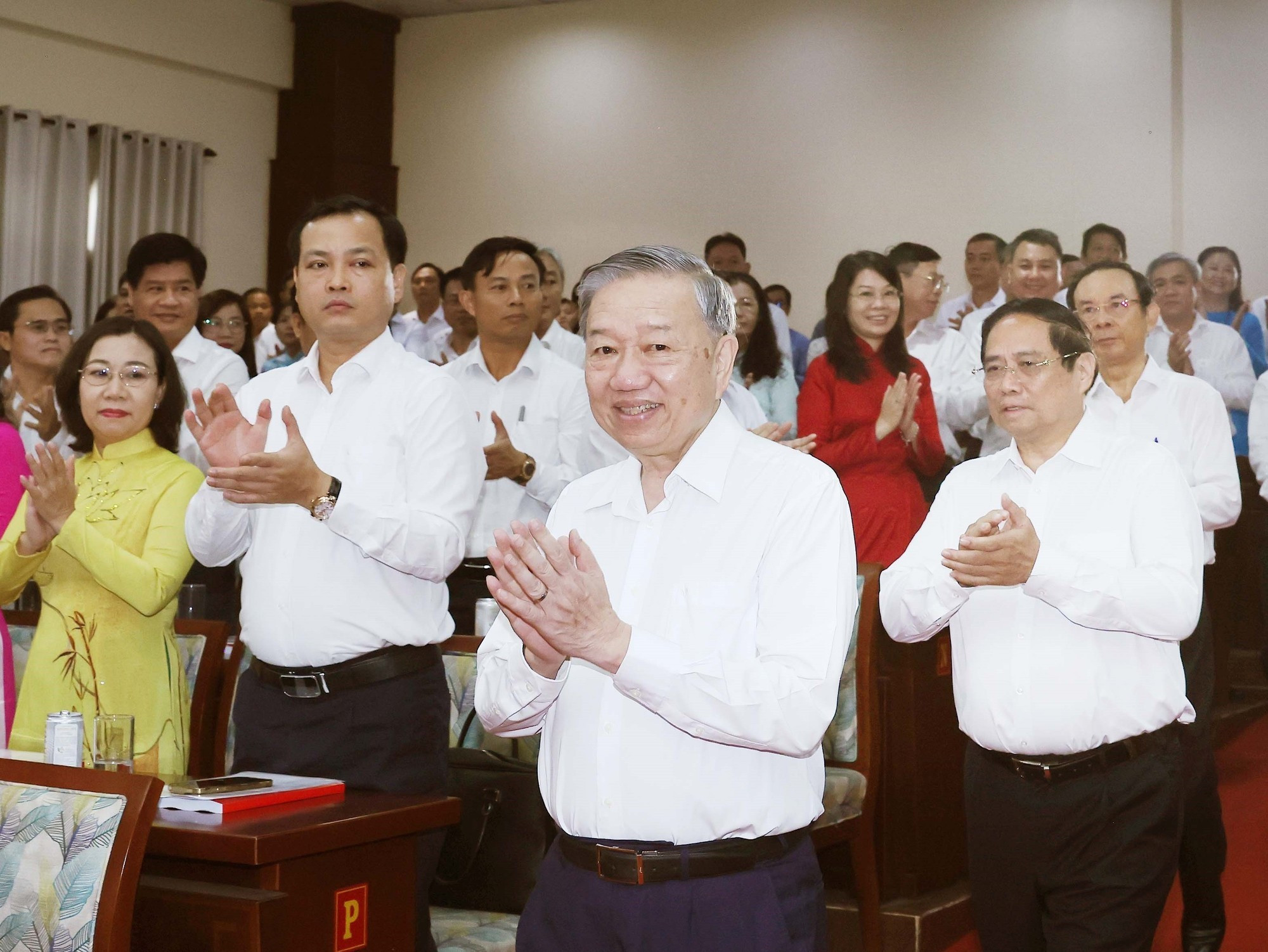 El secretario general del PCV, To Lam, y el primer ministro del país, Pham Minh Chinh (primero a la derecha), en la cita. El secretario general del PCV, To Lam, y el primer ministro del país, Pham Minh Chinh (primero a la derecha), en la cita.