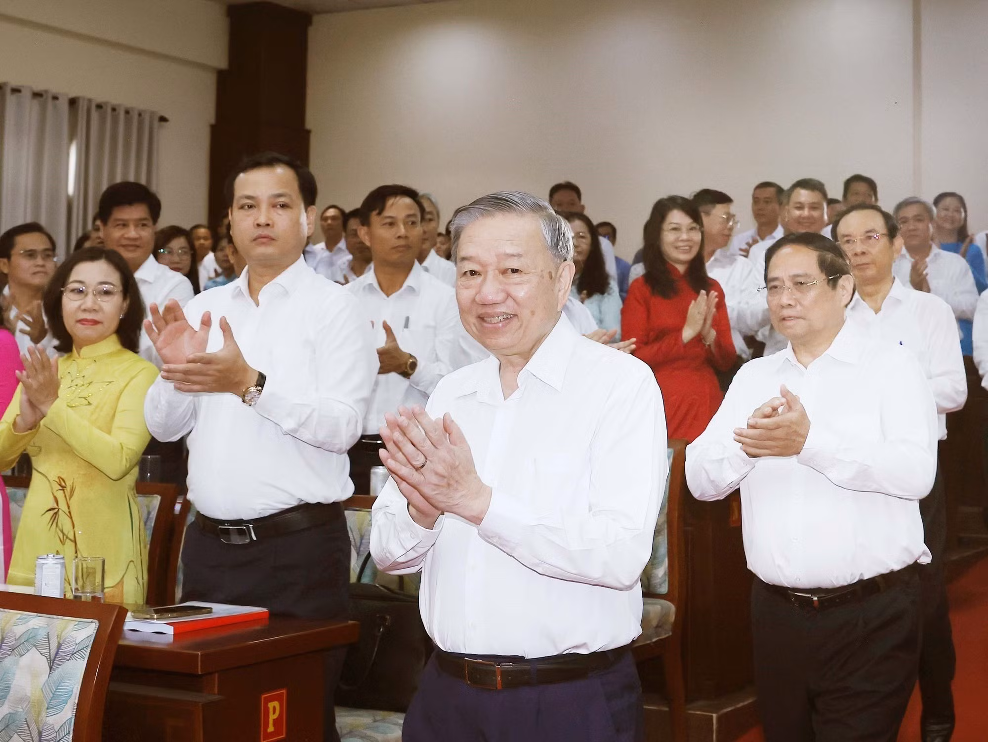 El secretario general del PCV, To Lam, y el primer ministro del país, Pham Minh Chinh (primero a la derecha), en la cita.