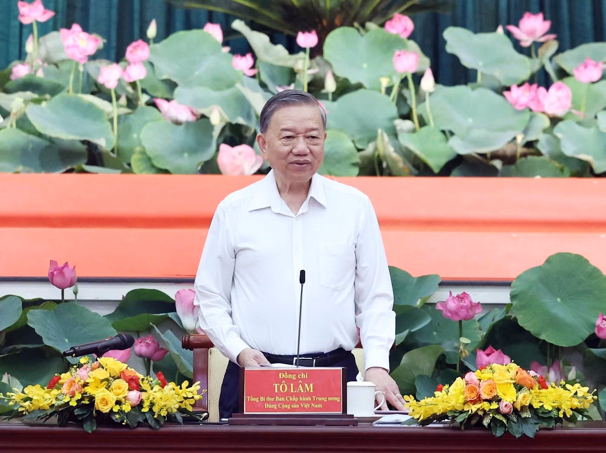 El líder del PCV preside la sesión.