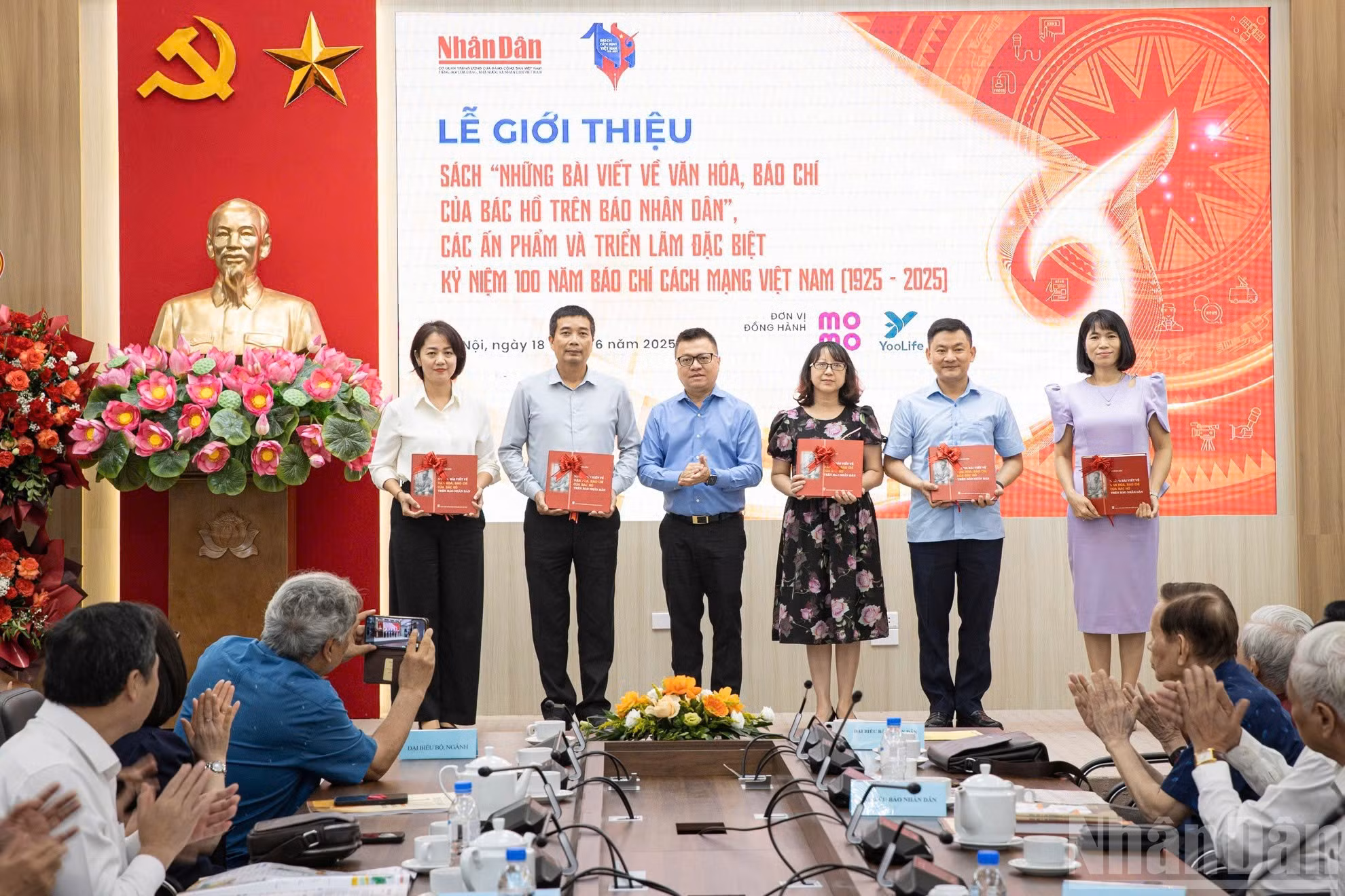 El compañero Le Quoc Minh entrega las publicaciones a representantes de las instituciones presentes en el evento.