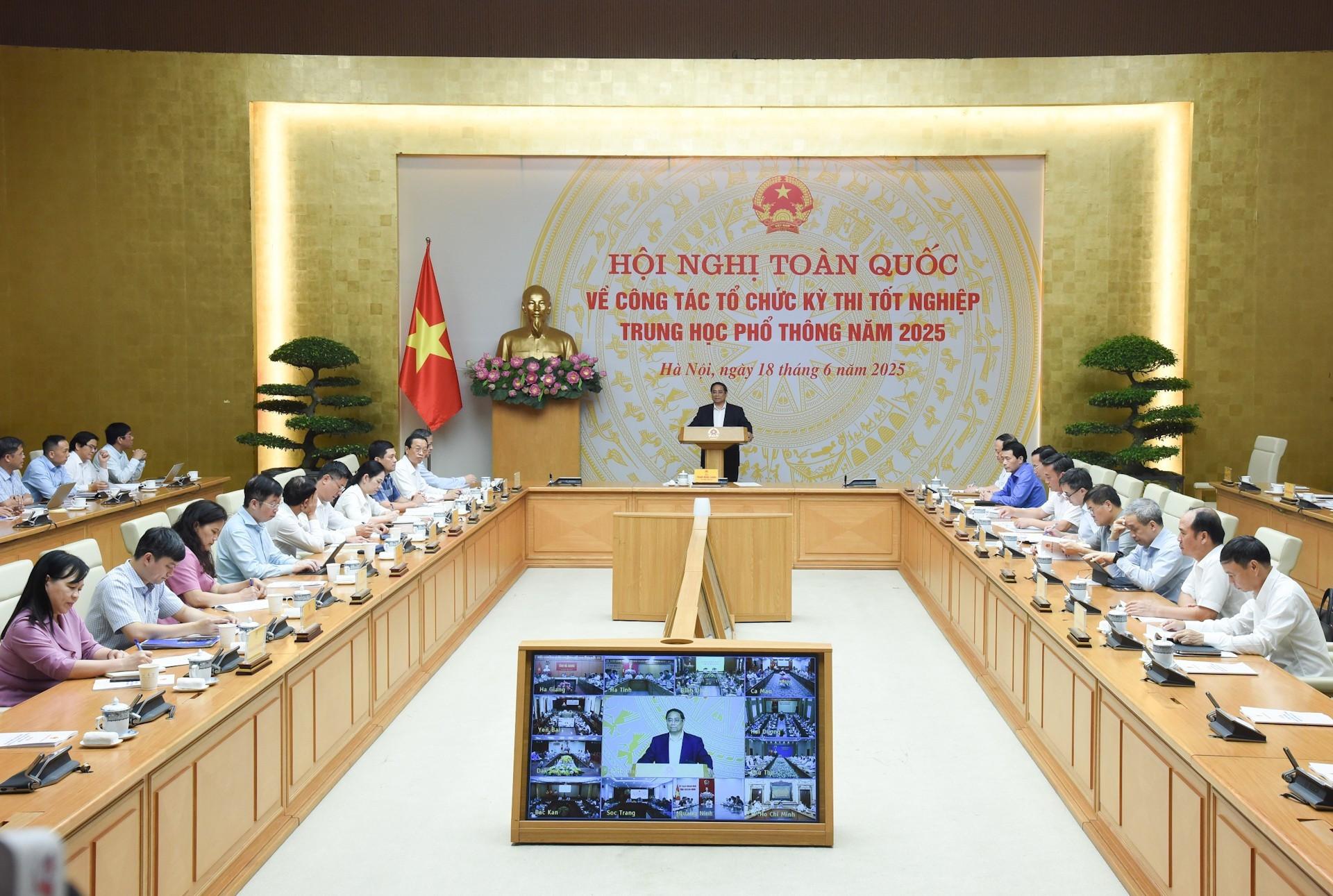 [Foto] Premier vietnamita preside Conferencia Nacional sobre Examen de Graduación de Bachillerato 2025