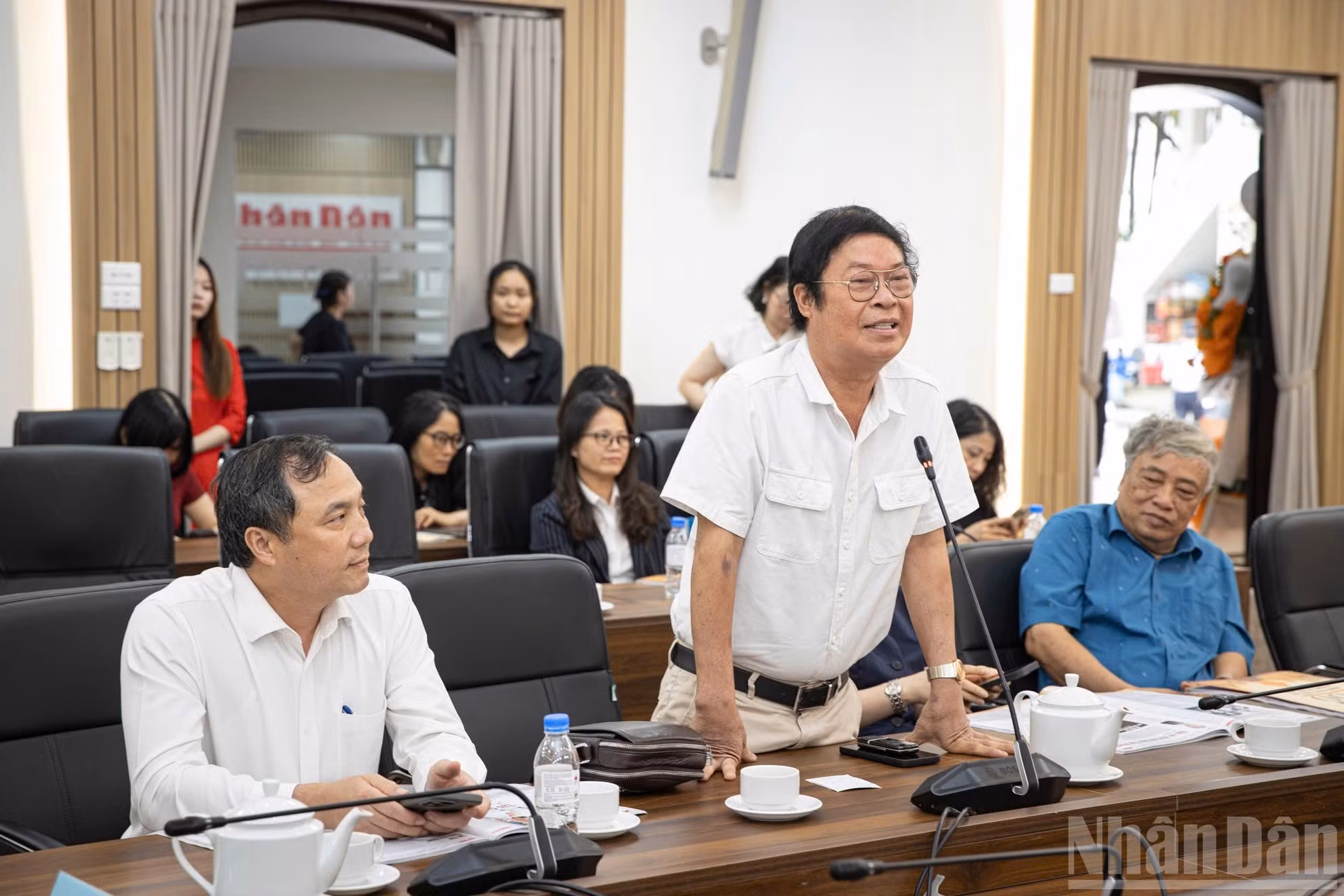 Un veterano periodista habla en la cita.