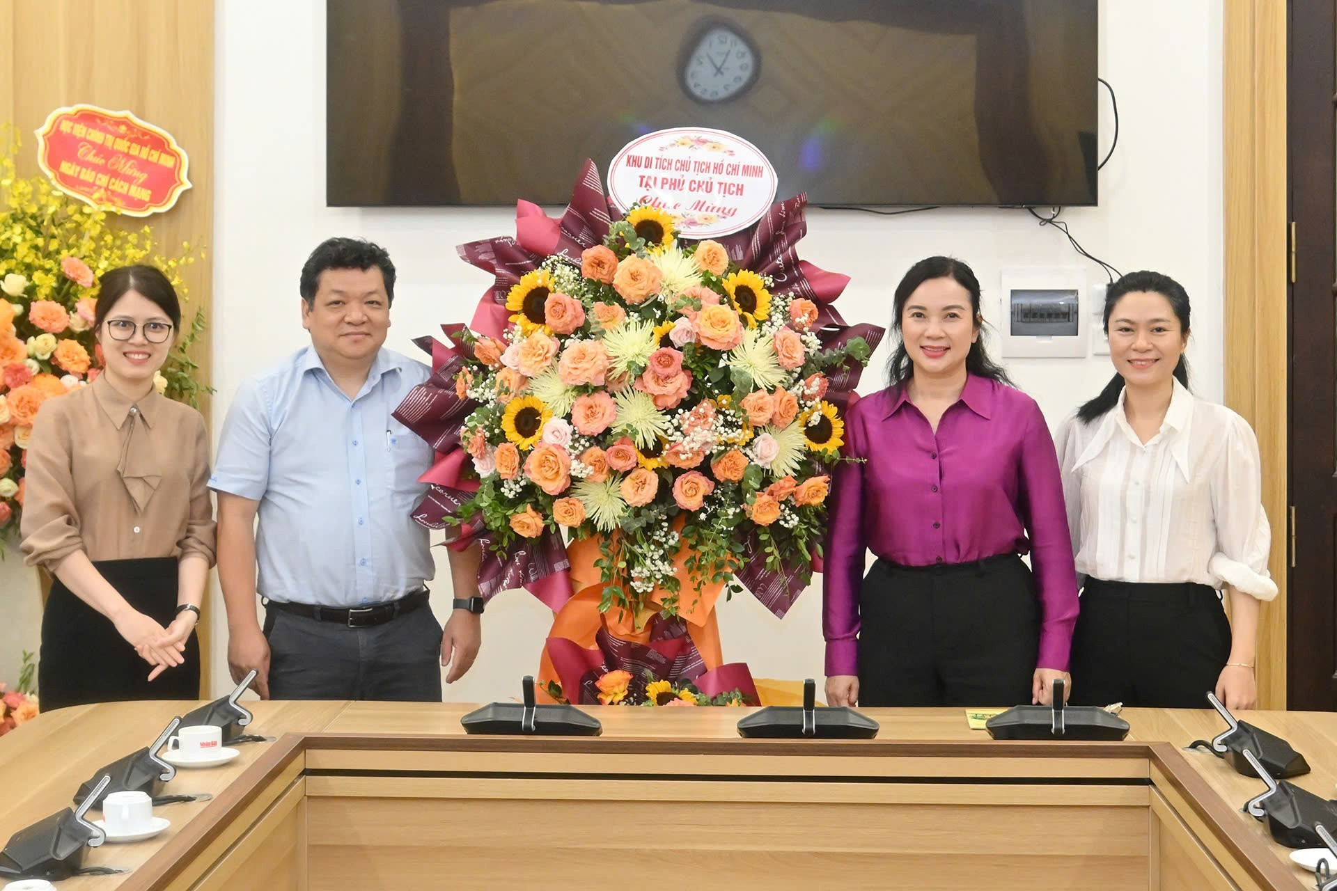 Le Thi Phuong, directora de la Zona de Reliquias del Presidente Ho Chi Minh en el recinto del Palacio Presidencial (Hanói), congratula a los periodistas de Nhan Dan.