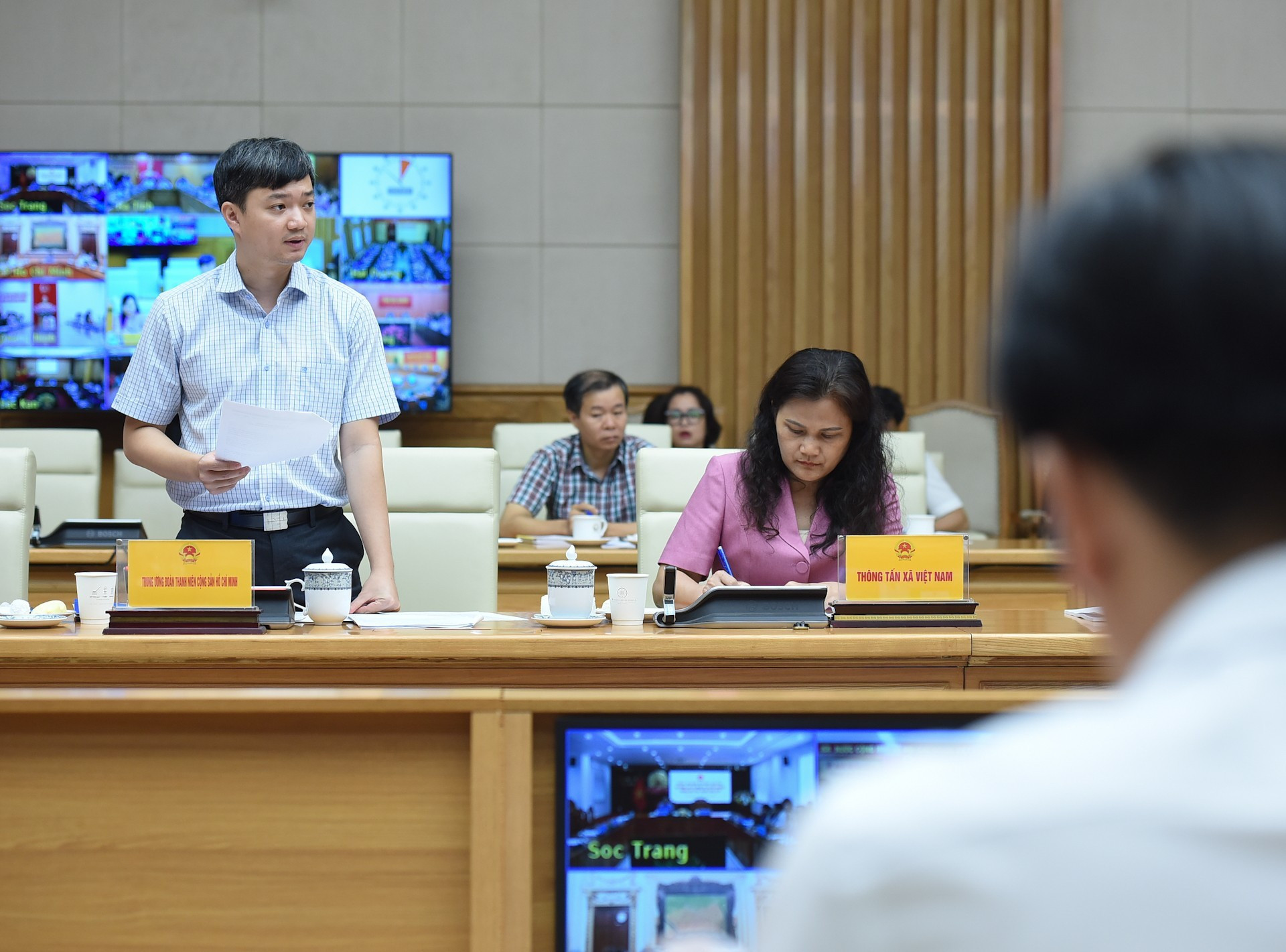 Un miembro del personal directivo de la Unión de Jóvenes Comunistas Ho Chi Minh habla en la conferencia.