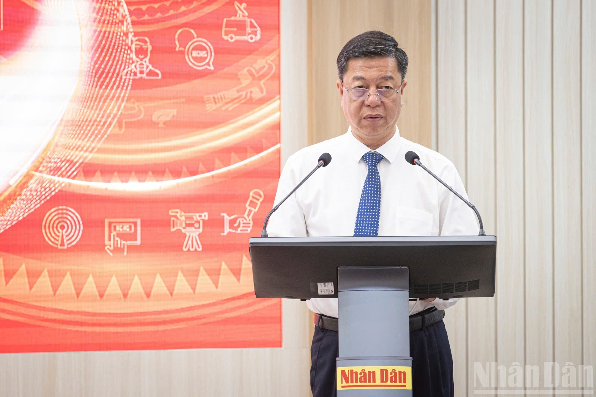 Vu Trong Lam, director y redactor jefe de la Editorial Política Nacional Su That (Verdad), presenta el libro “Artículos del Tío Ho sobre cultura y periodismo publicados en el periódico Nhan Dan”. Vu Trong Lam, director y redactor jefe de la Editorial Política Nacional Su That (Verdad), presenta el libro “Artículos del Tío Ho sobre cultura y periodismo publicados en el periódico Nhan Dan”.