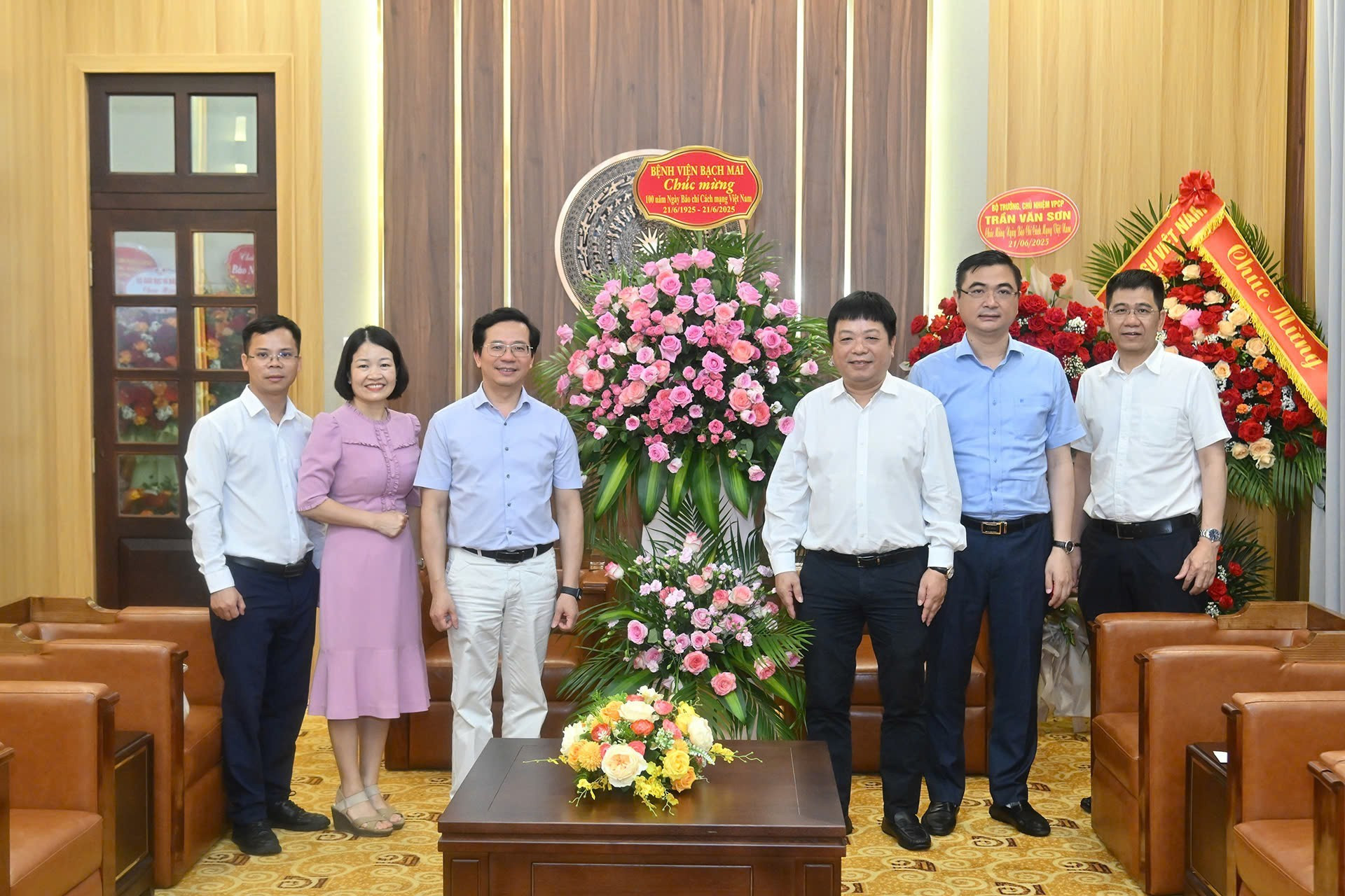 El profesor asociado y doctor Vu Van Giap, subdirector del Hospital de Bach Mai, felicita a Nhan Dan por la efeméride.