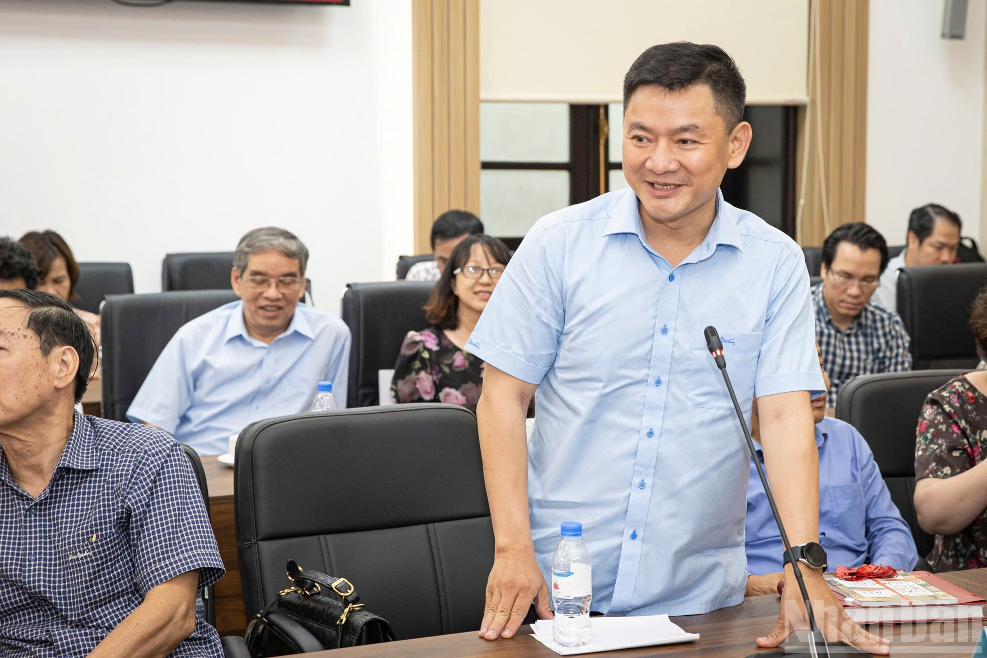 En sus comentarios, Bui Chi Trung, subdirector del Instituto de Periodismo y Comunicación de la Universidad de Ciencias Sociales y Humanidades (Universidad Nacional de Vietnam - Campus de Hanói), califica las obras lanzadas hoy como libros de texto valiosos sobre la historia del periodismo. En sus comentarios, Bui Chi Trung, subdirector del Instituto de Periodismo y Comunicación de la Universidad de Ciencias Sociales y Humanidades (Universidad Nacional de Vietnam - Campus de Hanói), califica las obras lanzadas hoy como libros de texto valiosos sobre la historia del periodismo.