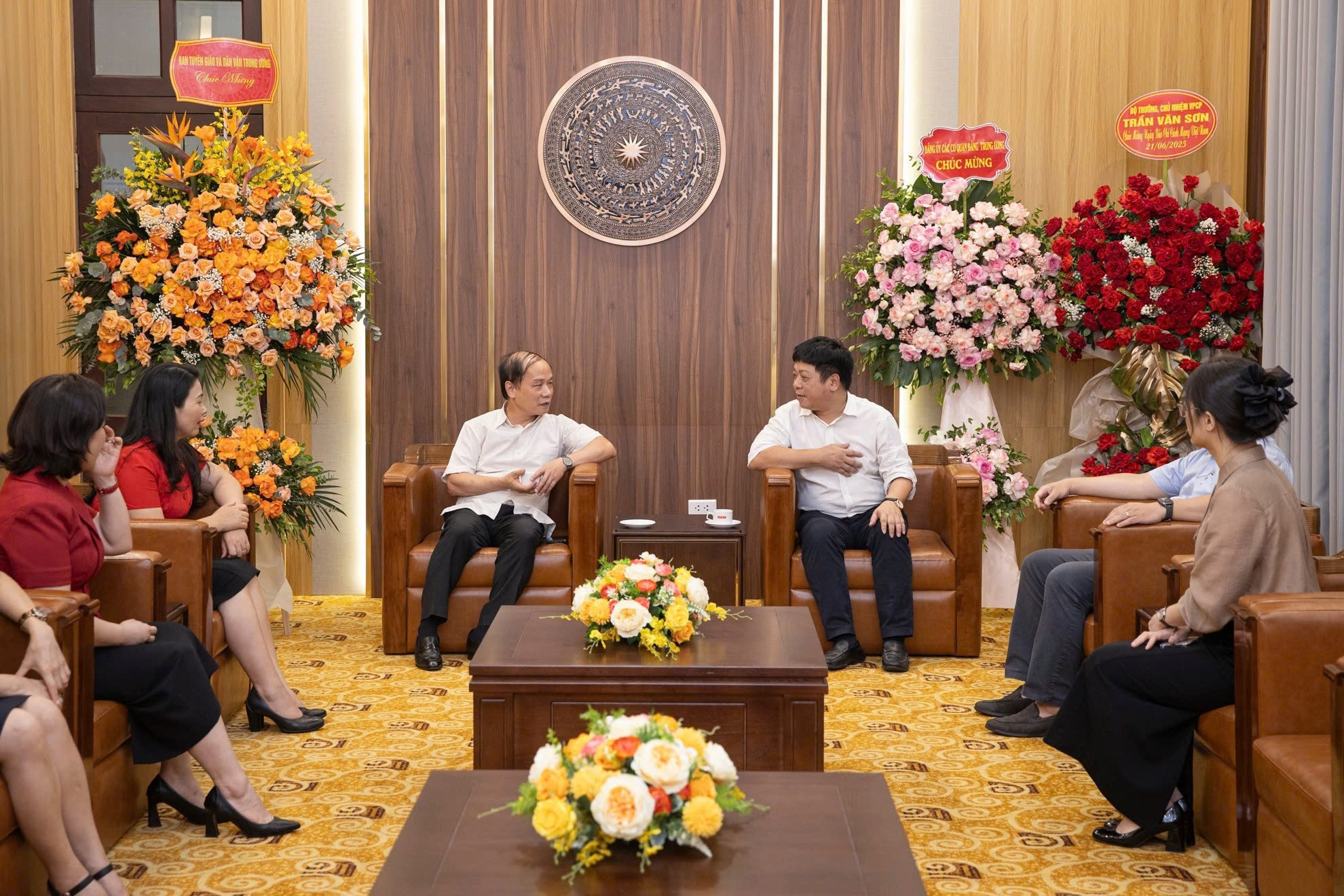 Tat Thang destaca la misión primordial de Nhan Dan, que representa la voz del Partido, el Estado y el pueblo, así como se muestra satisfecho ante las transformaciones radicales en los últimos tiempos que han ayudado a este rotativo a acercarse al lectorado de todas las edades.