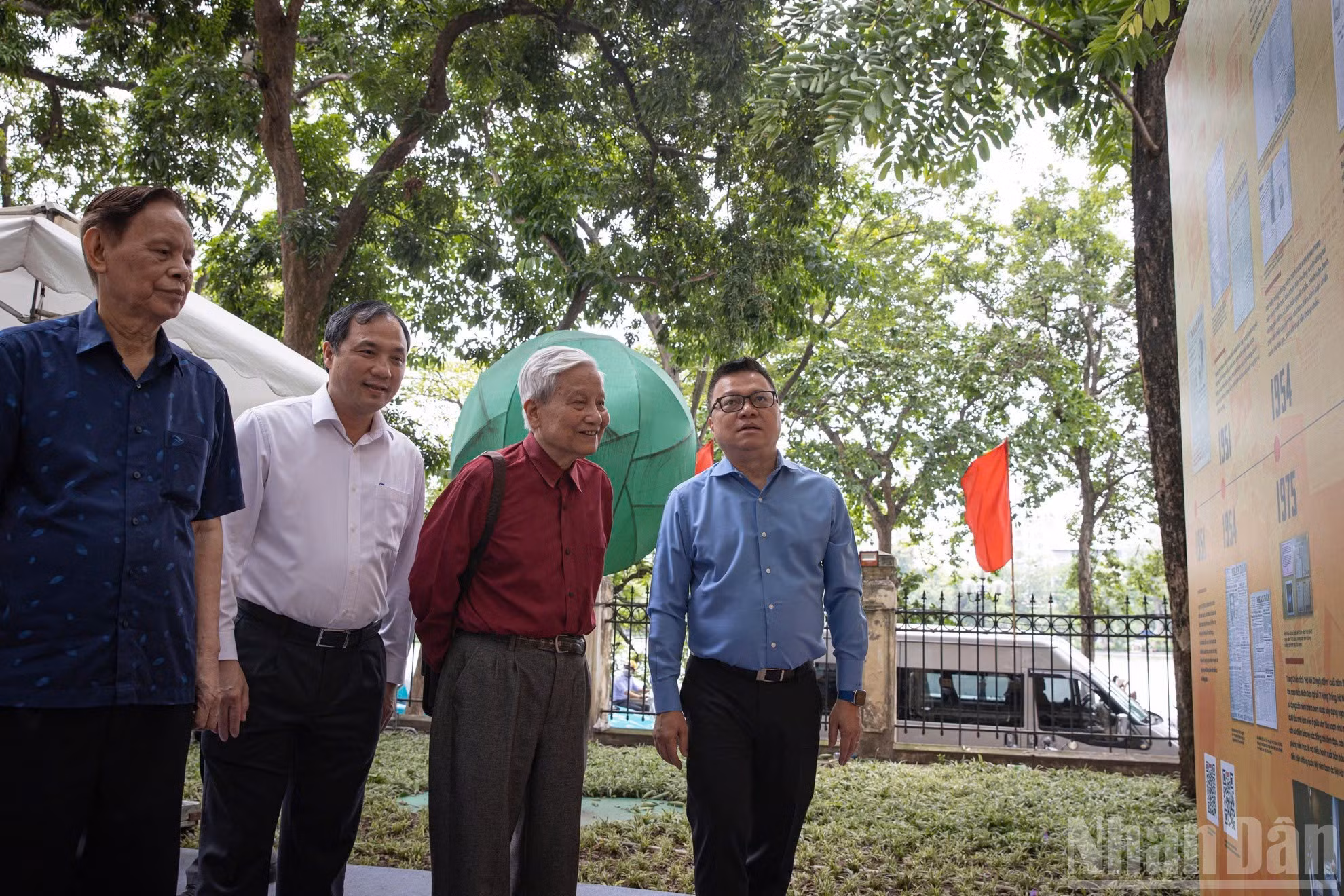 Los invitados recorren la exposición.