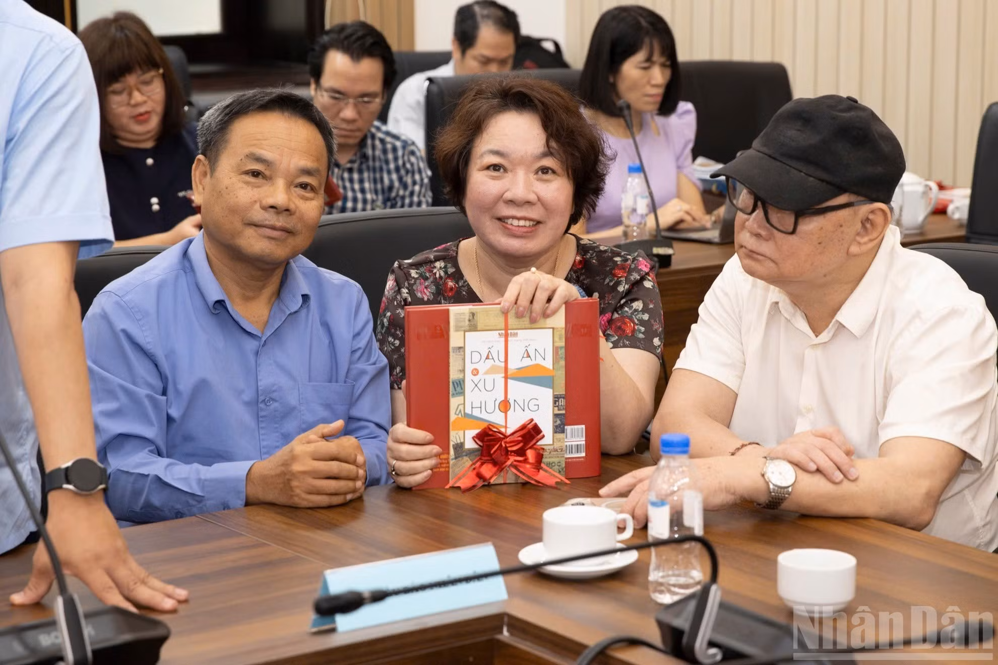 Junto con el mencionado libro, la obra especial “Impronta y tendencia” atrae gran atención de los invitados.