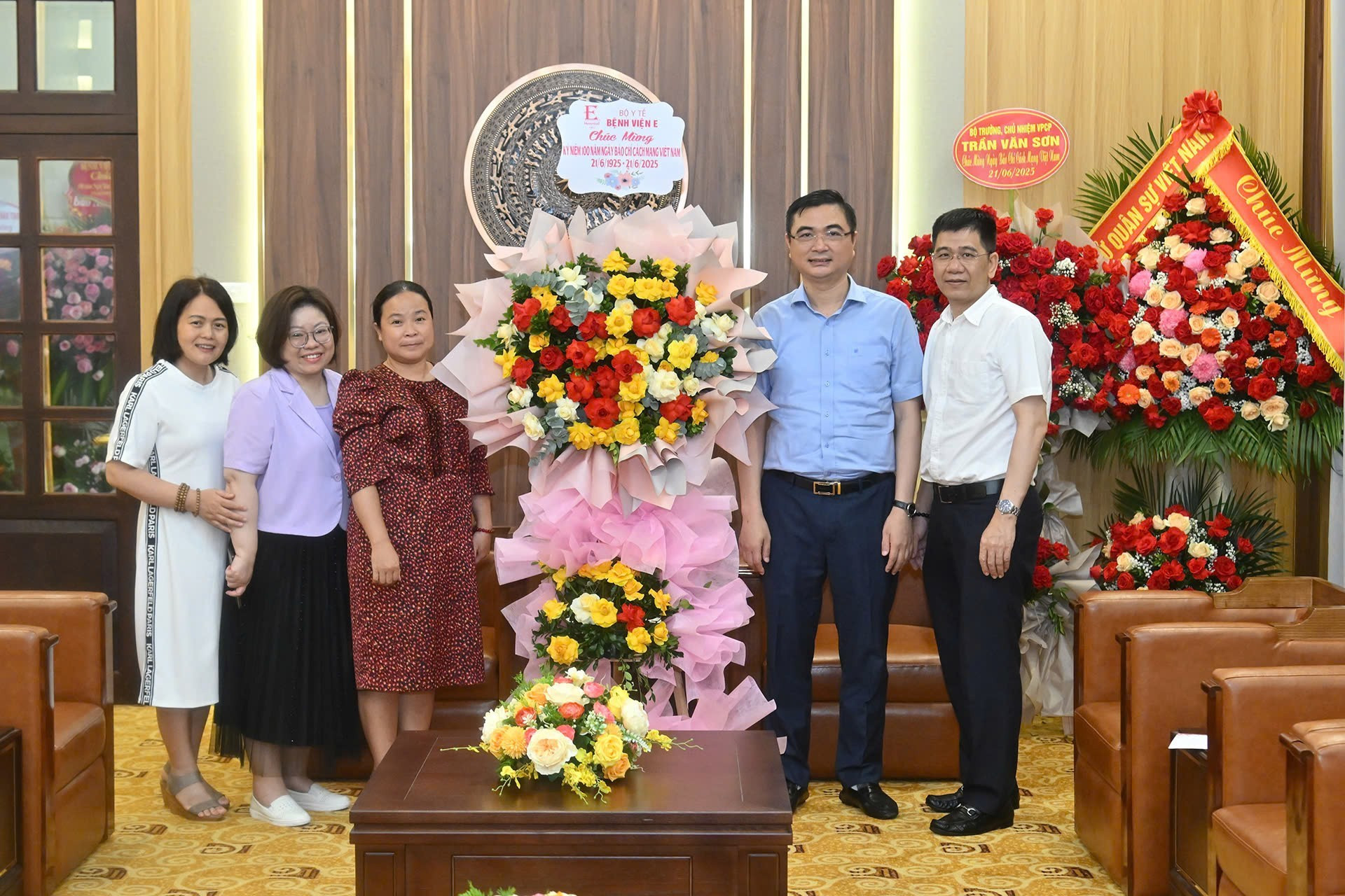 Representantes del Hospital E se unen a honrar el festival de la prensa revolucionaria nacional.