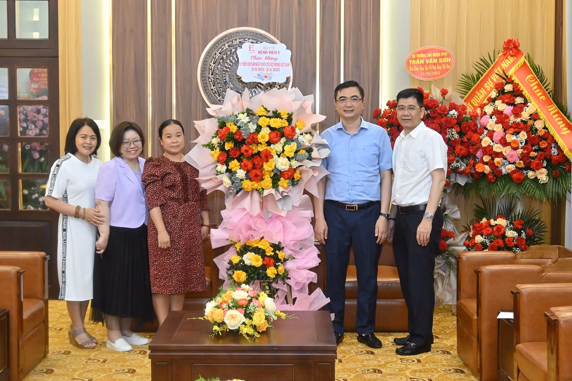 Representantes del Hospital E se unen a honrar el festival de la prensa revolucionaria nacional.