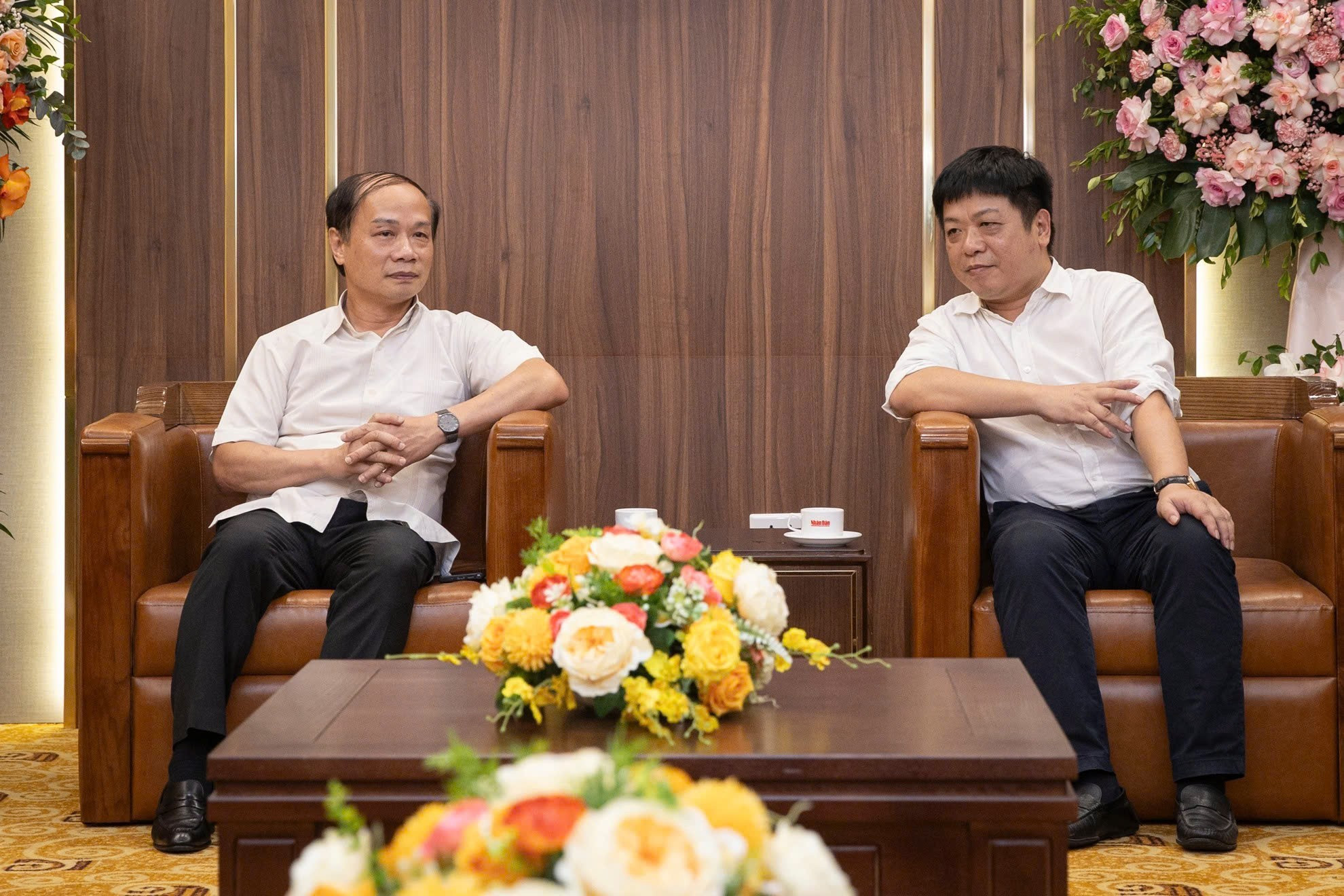 Que Dinh Nguyen, redactor subjefe del periódico, agradece la atención de la Comisión de Propaganda y Movilización de Masas, especialmente de los compañeros Pham Tat Thang y Nguyen Trong Nghia, en ocasión del histórico aniversario.