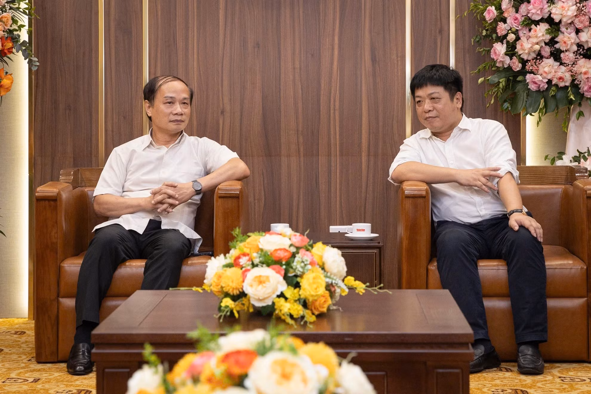 Que Dinh Nguyen, redactor subjefe del periódico, agradece la atención de la Comisión de Propaganda y Movilización de Masas, especialmente de los compañeros Pham Tat Thang y Nguyen Trong Nghia, en ocasión del histórico aniversario.