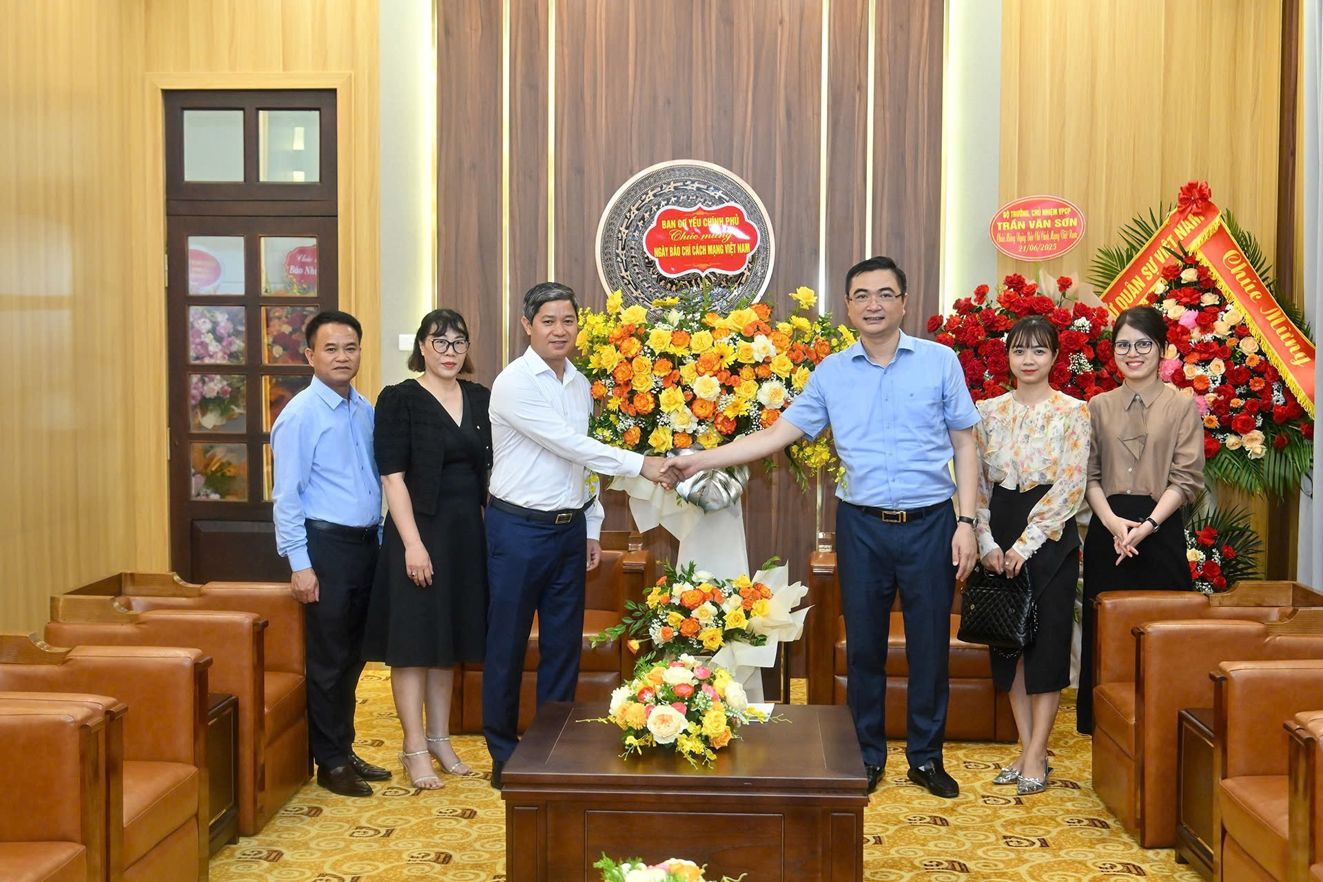 Una delegación del Comité de Criptografía del Gobierno, encabezada por su jefe adjunto, general de brigada Nguyen Huu Hung, felicita al personal de Nhan Dan.