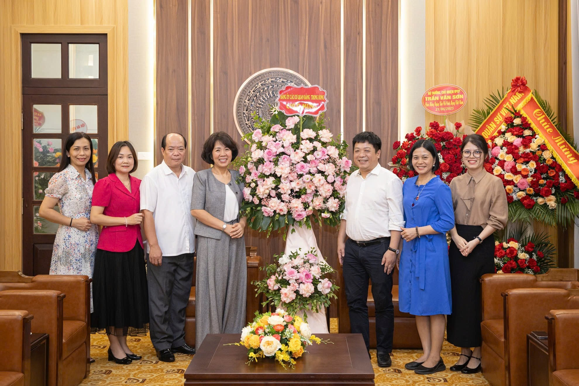 Nguyen Thi Hoang Van, vicesecretaria del Comité del Partido en las agencias centrales partidistas, felicita al periódico Nhan Dan.